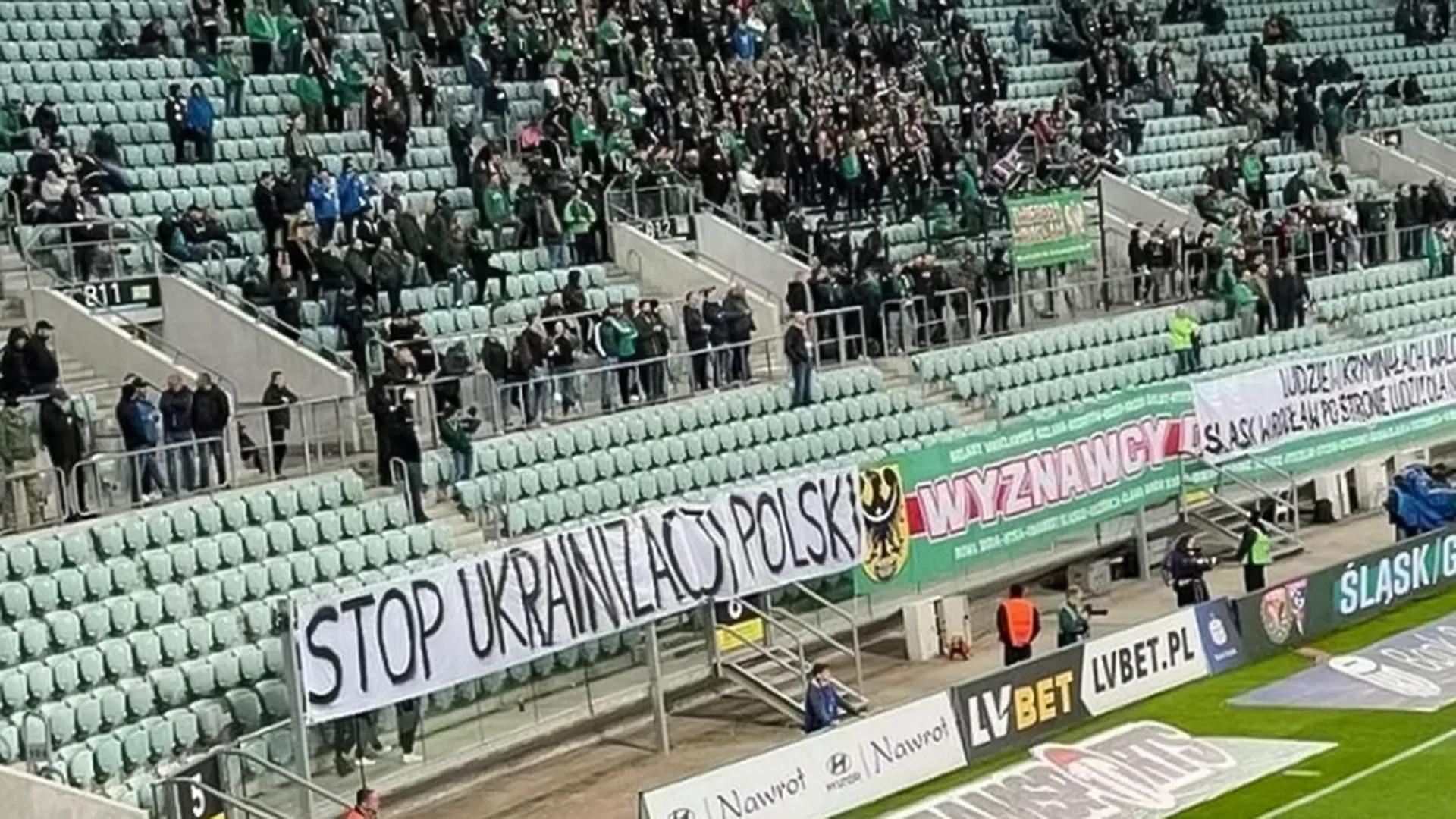 «Пора прекратить кормить Зеленского»: антиукраинские баннеры вывесили на стадионе в Польше