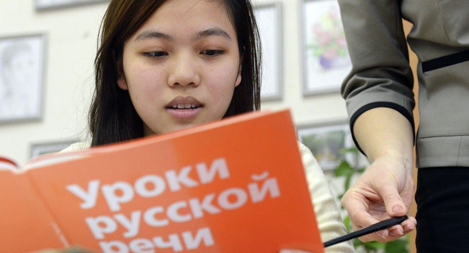 Рособрнадзор: мигрант должен заранее обучить своего ребенка русскому языку