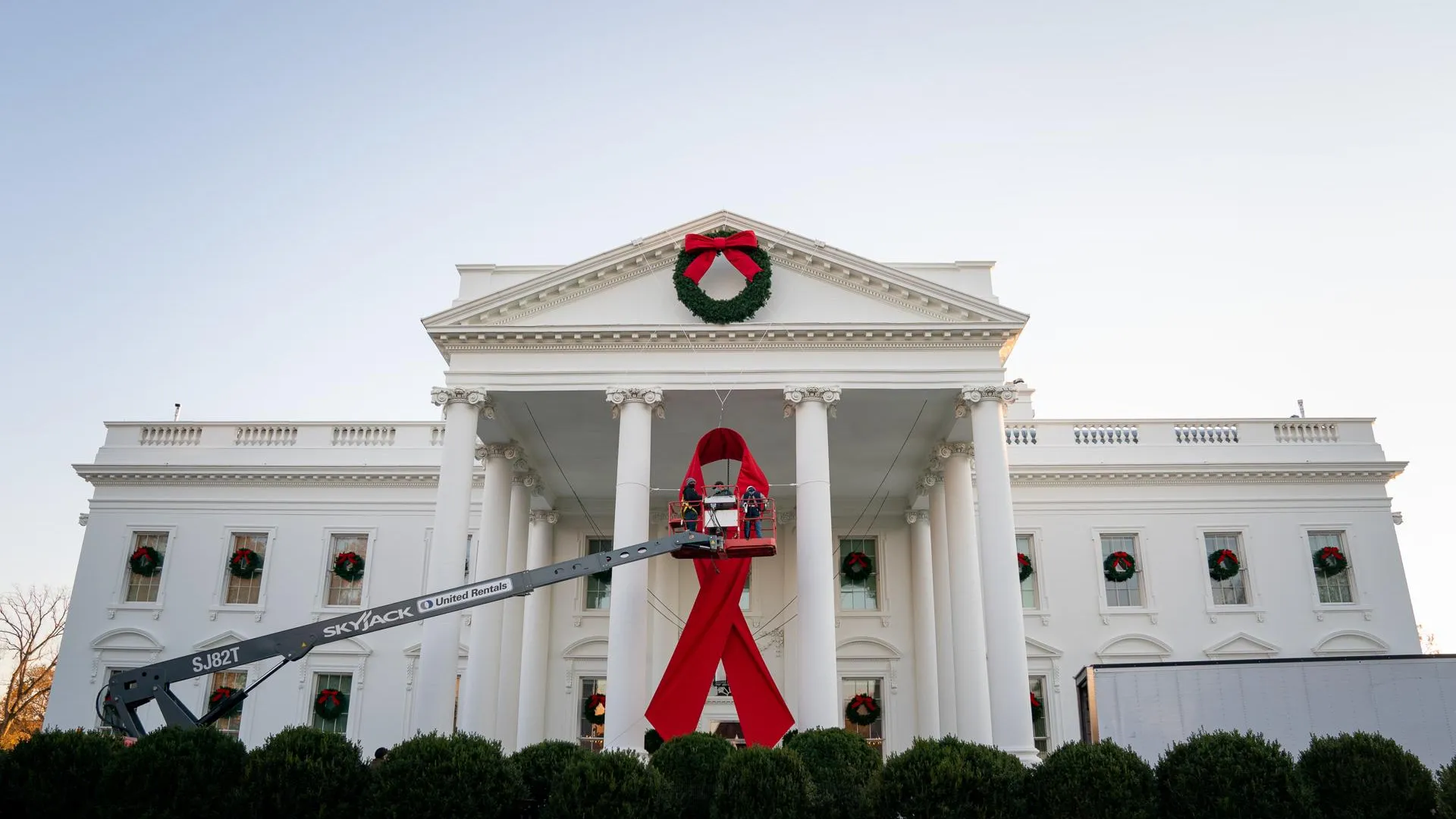 Украшение Белого дома в США ко Дню борьбы со СПИДом