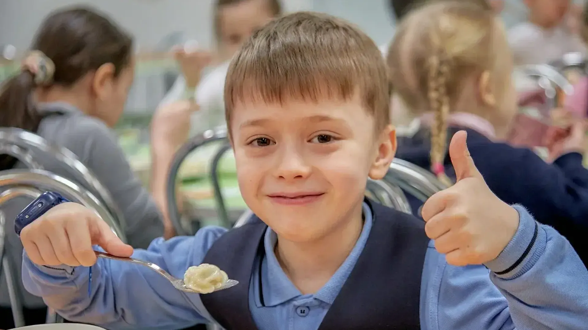 Наггетсы и оладьи с вишневым соусом: чем будут кормить детей в школах Подмосковья в новом учебном году