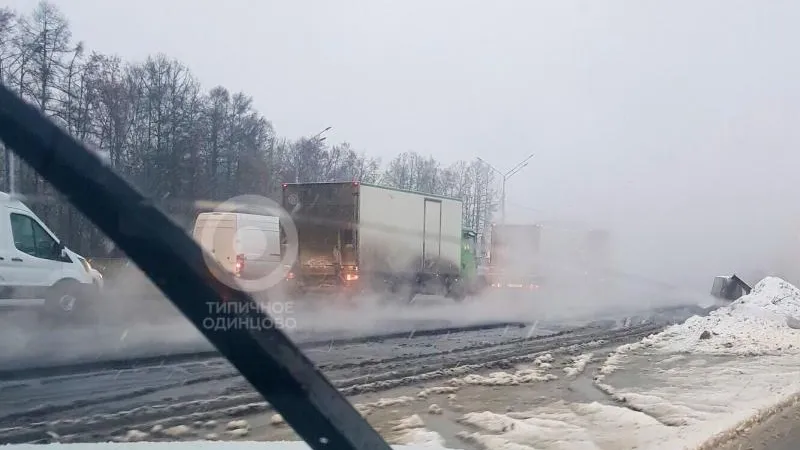 Жители возмущены укладкой асфальта во время снегопада на Минском шоссе