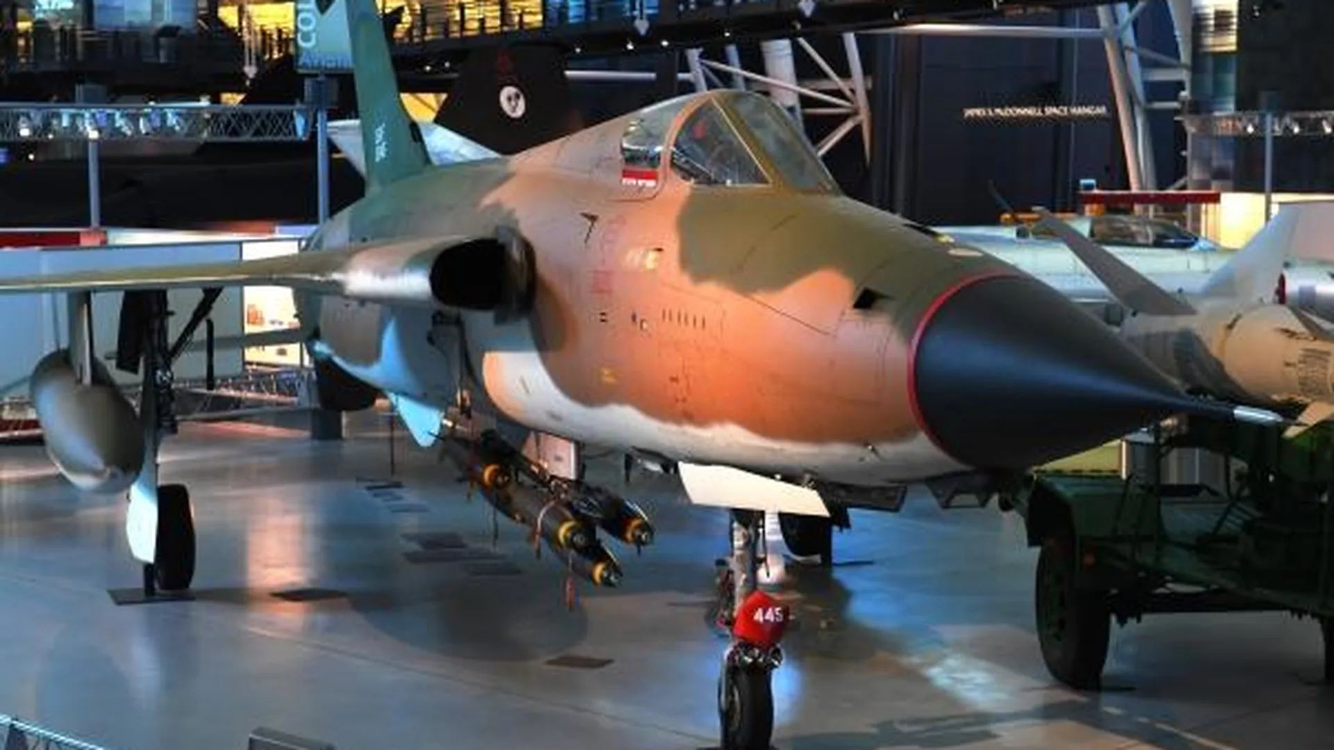 Одноместный истребитель-бомбардировщик Рипаблик F-105 Тандерчиф (Republic F-105D Thunderchief), разработанный как носитель ядерного оружия в национальном музее воздухоплавания и астронавтики в Вашингтоне.