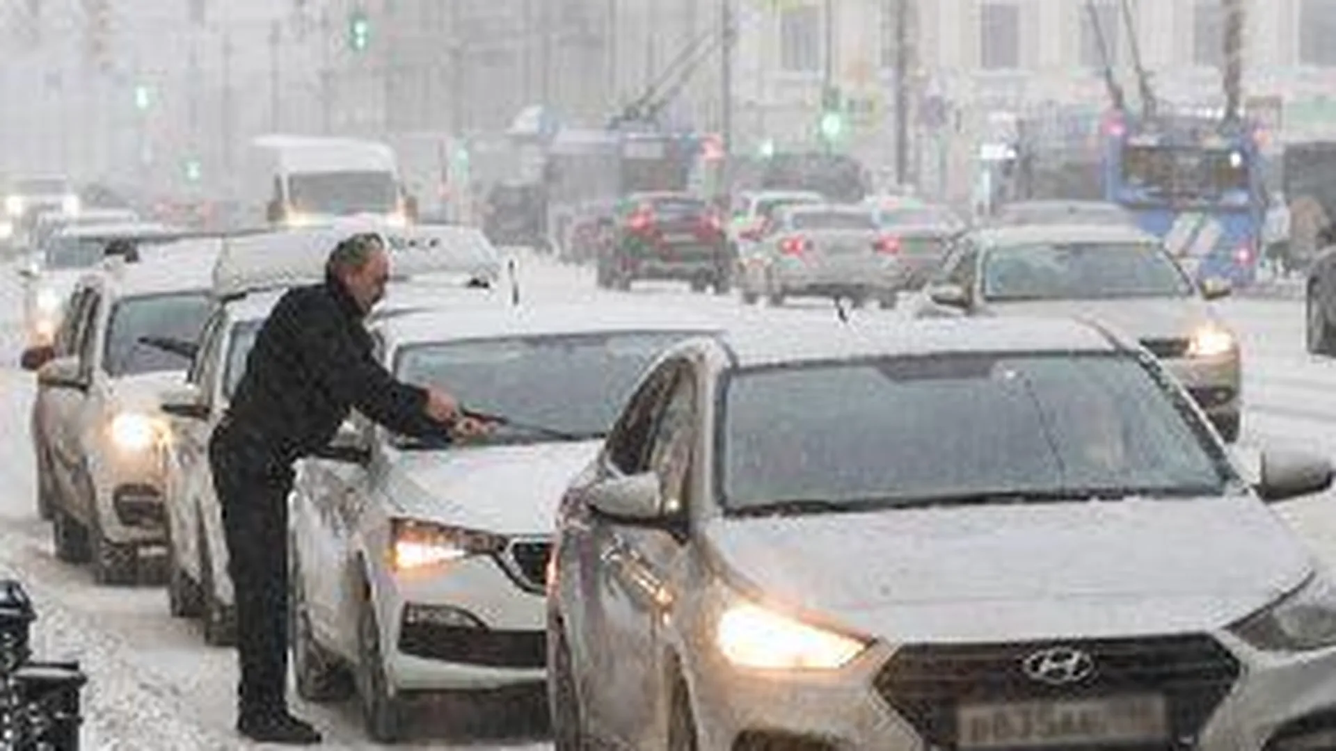 Россияне начали рабочую неделю в пробках из-за снегопадов