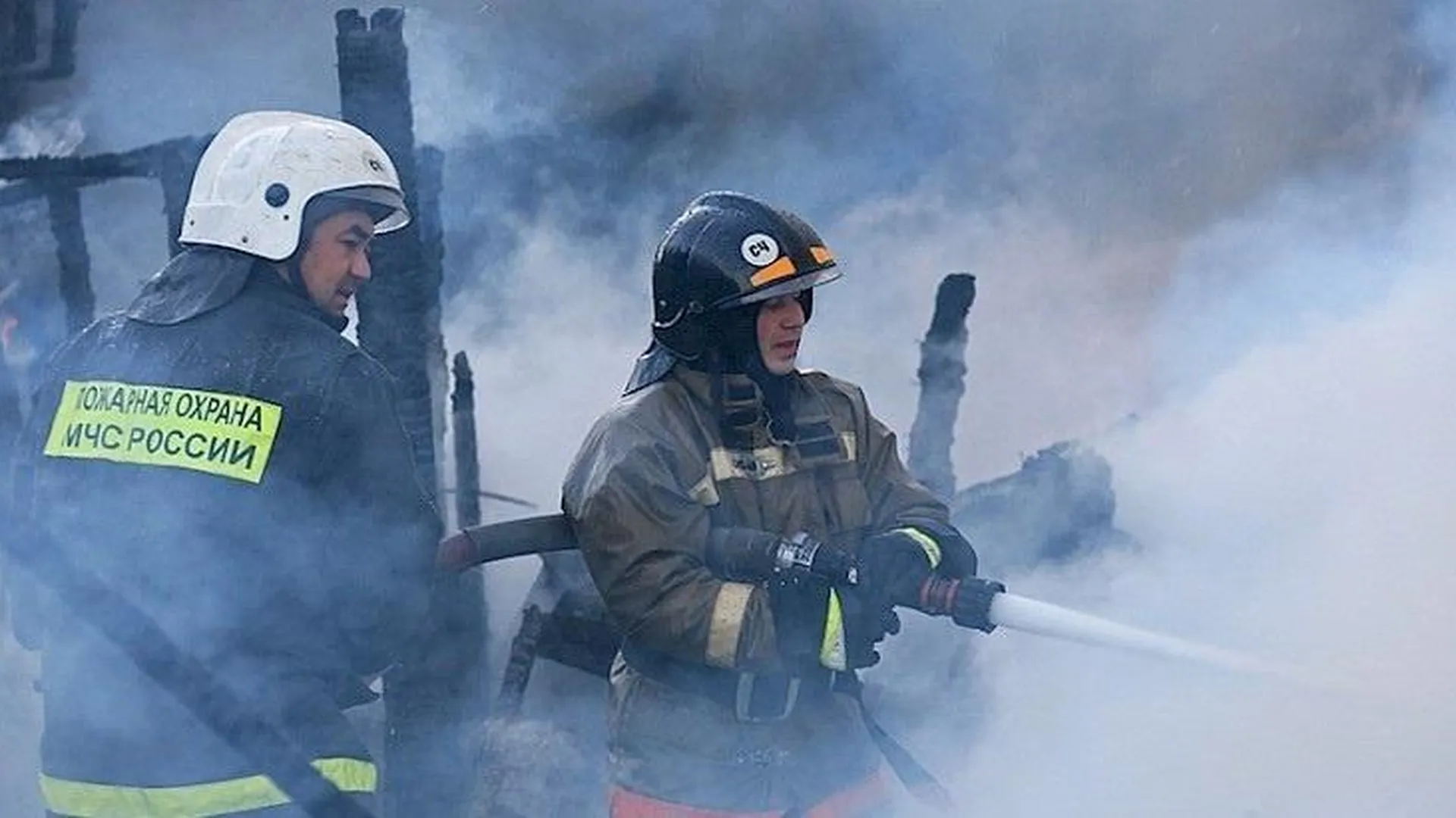 Жителей двух подъездов эвакуировали из-за пожара в подвале девятиэтажки на юго-западе Москвы