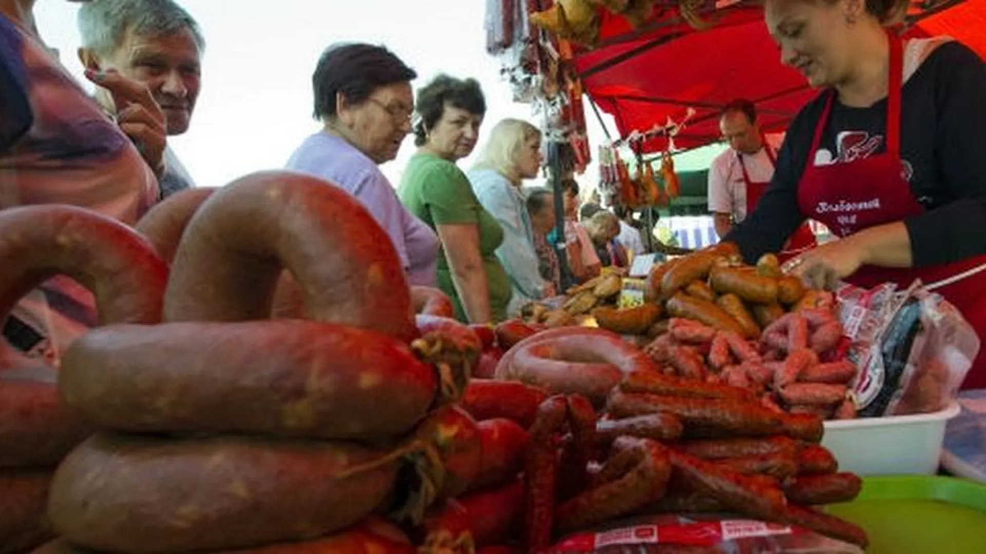 Тонну колбасы и 800 кг мяса продали на Ценопадах в выходные