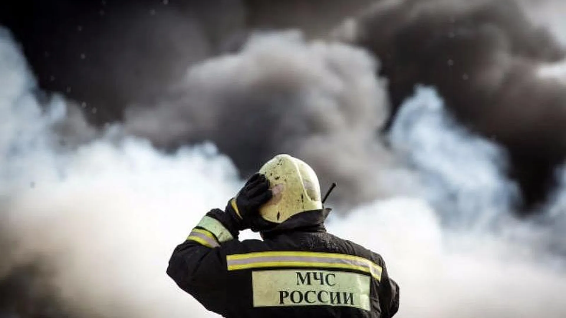 В Москве горит складское помещение, в котором находятся люди