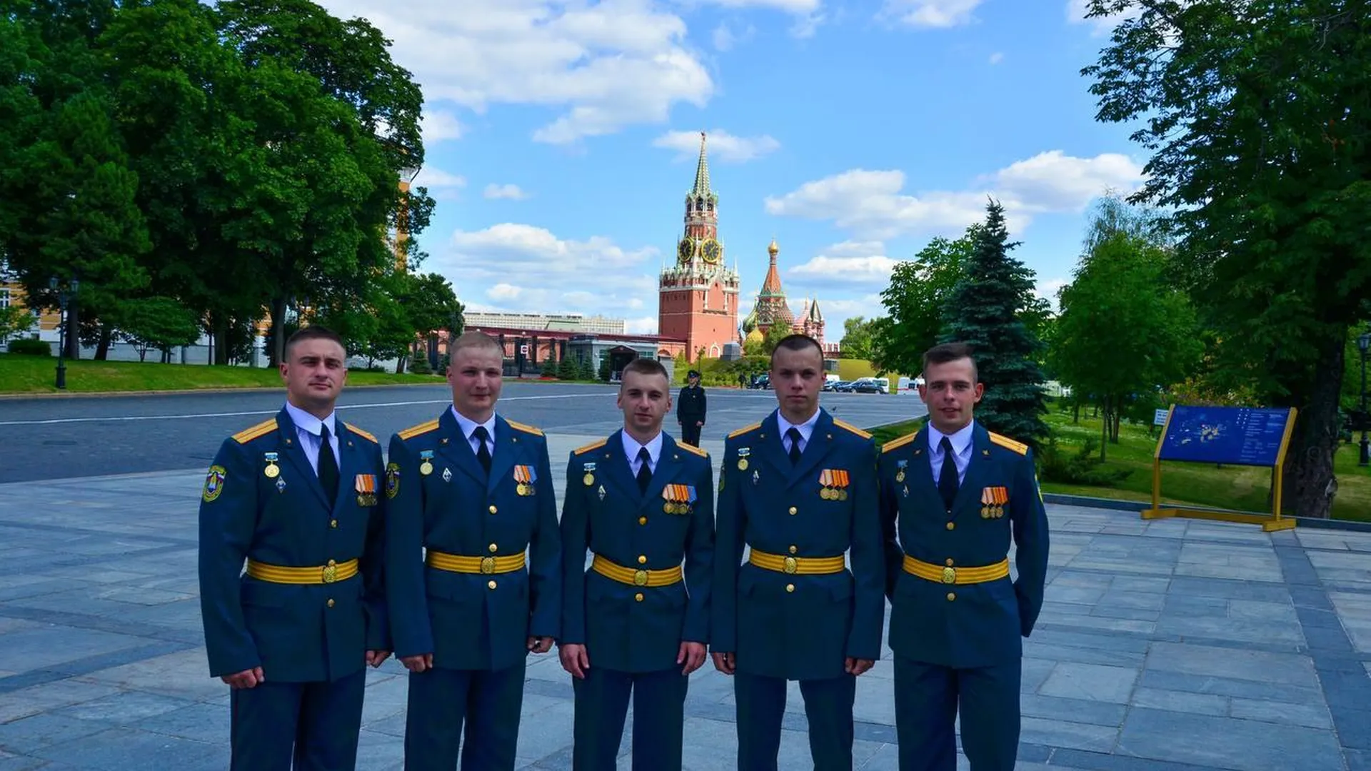 Выпускники академии гражданской защиты МЧС в Химках встретились с  президентом в Кремле | 360°