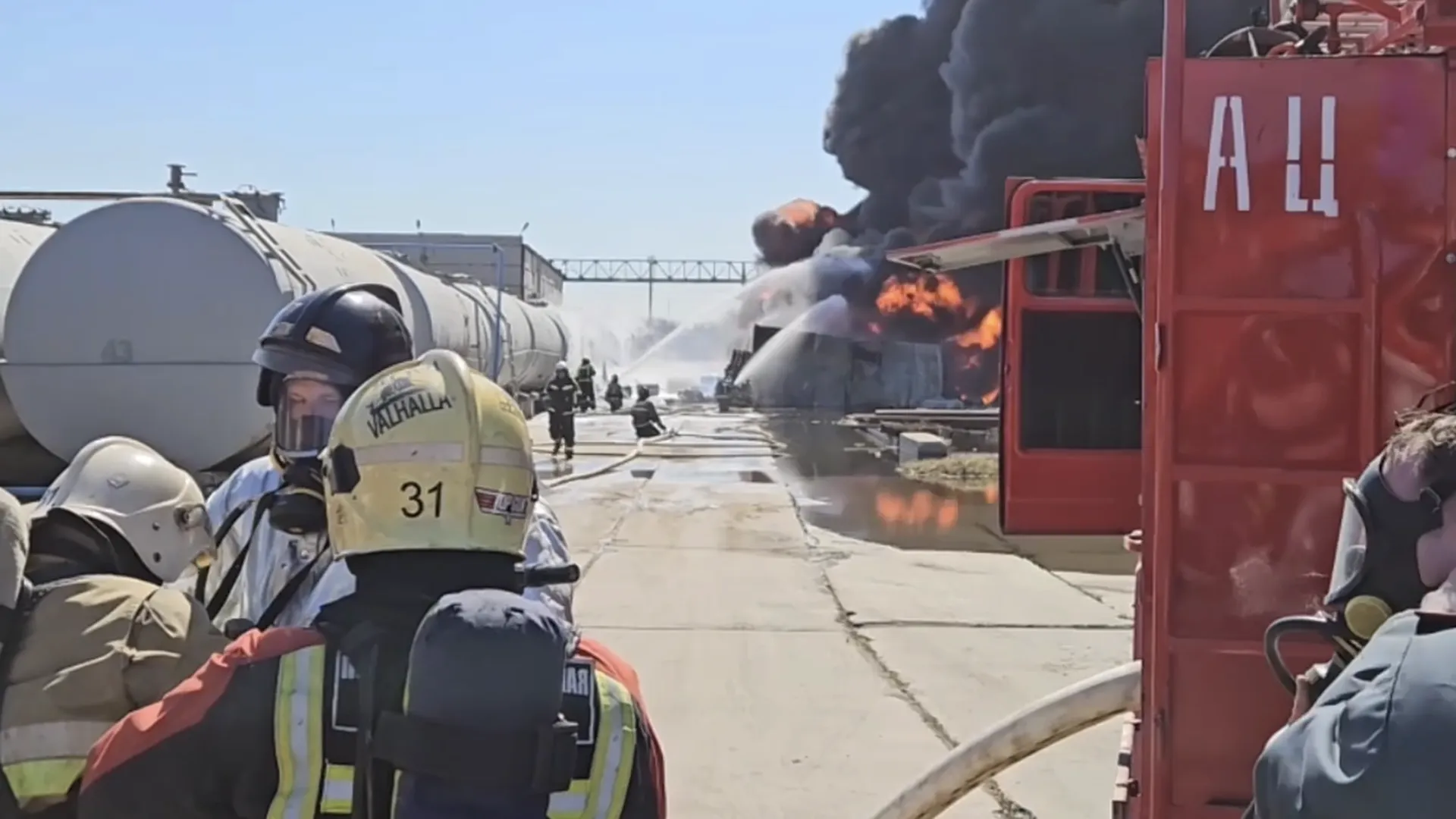 Емкости с нефтепродуктами загорелись на одном из производств в Омске