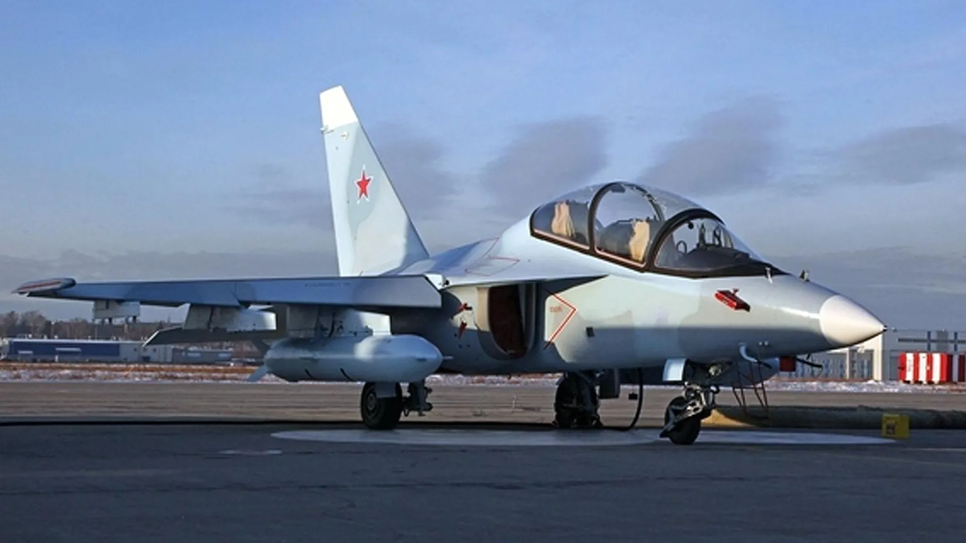 Учебно-боевой самолет-штурмовик Як-130