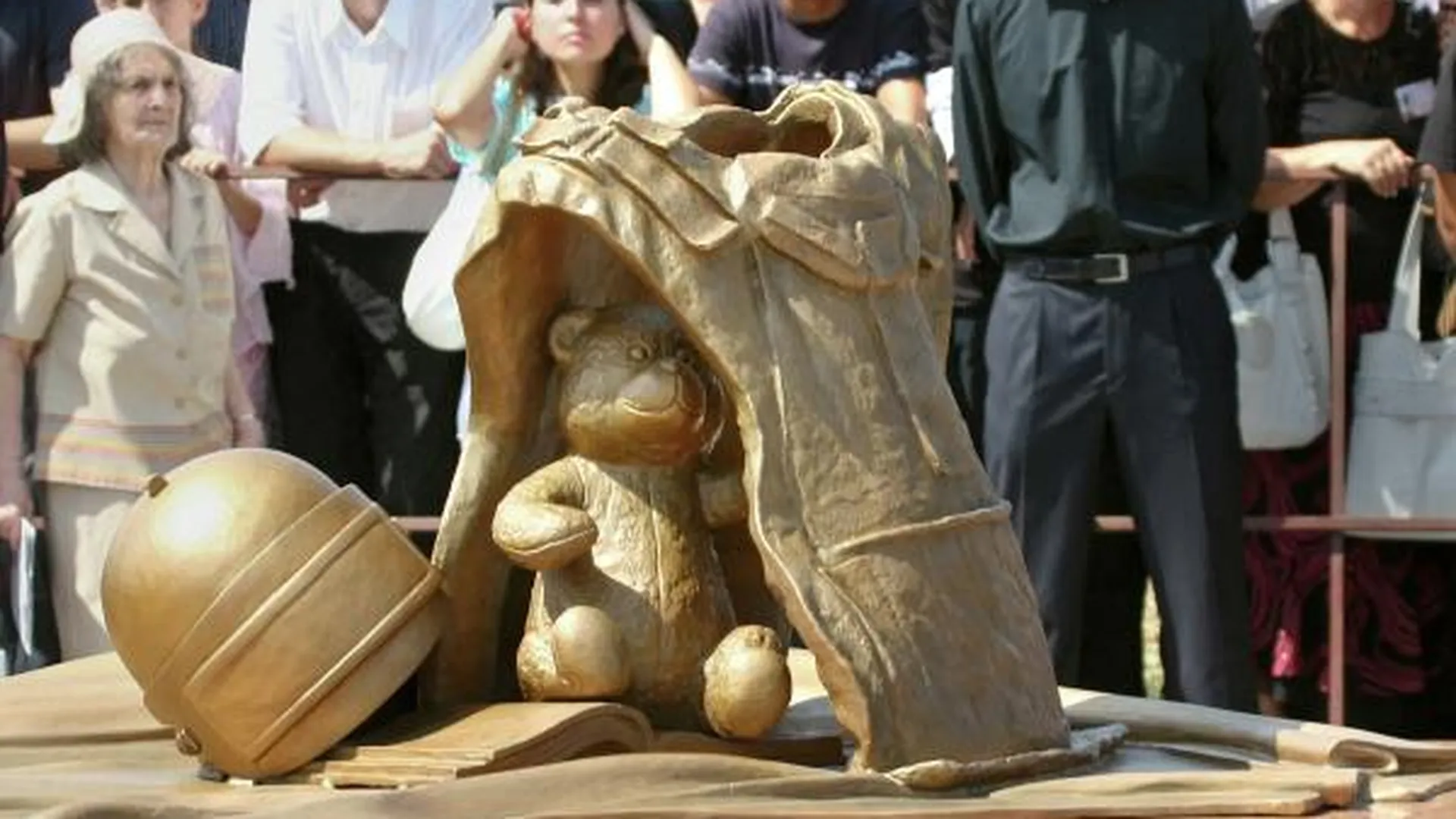 Памятник спецназовцам, погибшим во время освобождения заложников 3 сентября 2004. Композиция памятника — учебник и детская игрушка, накрытые бронежилетом.