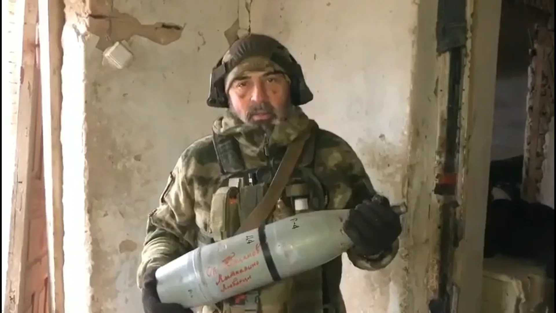 Представитель разведывательно-штурмового батальона показал подарочные боеголовки от Подмосковья для ВСУ