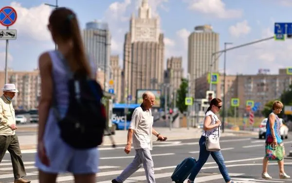 Люди переходят дорогу на одной из улиц в Москве