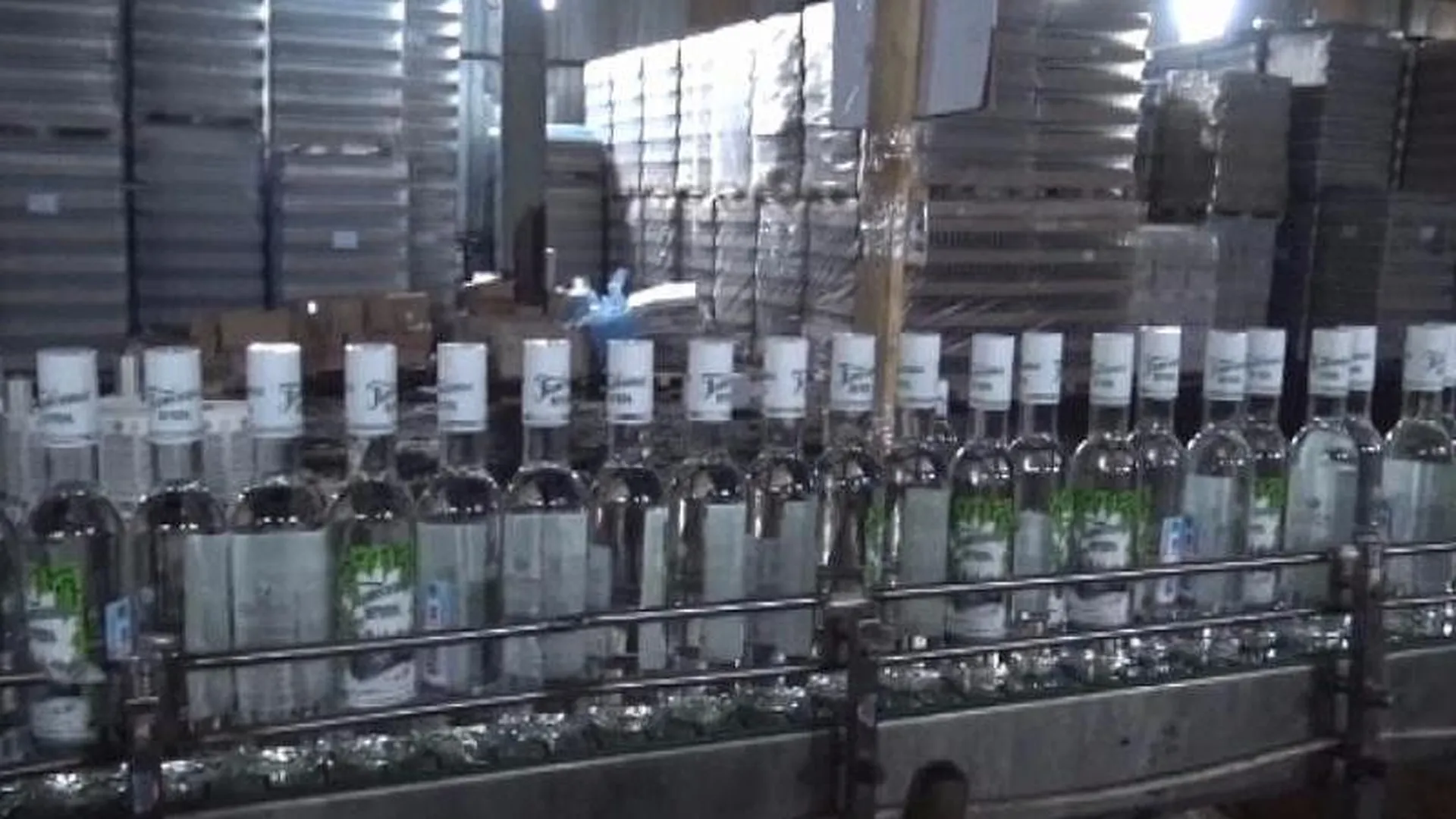Восемьдесят тысяч литров алкоголя нашли в подпольном цеху в Химках