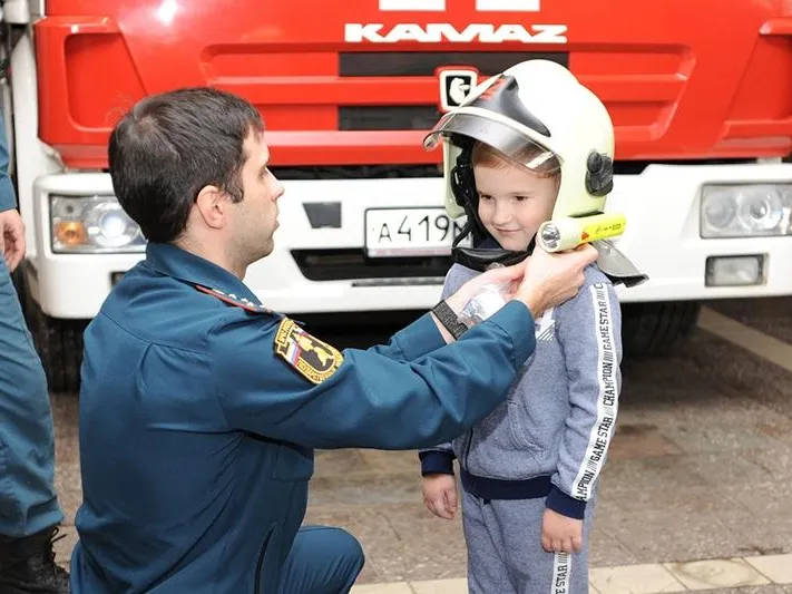 Пожарные из Воскресенска устроили для малыша экскурсию, чтобы избавить его от фобии