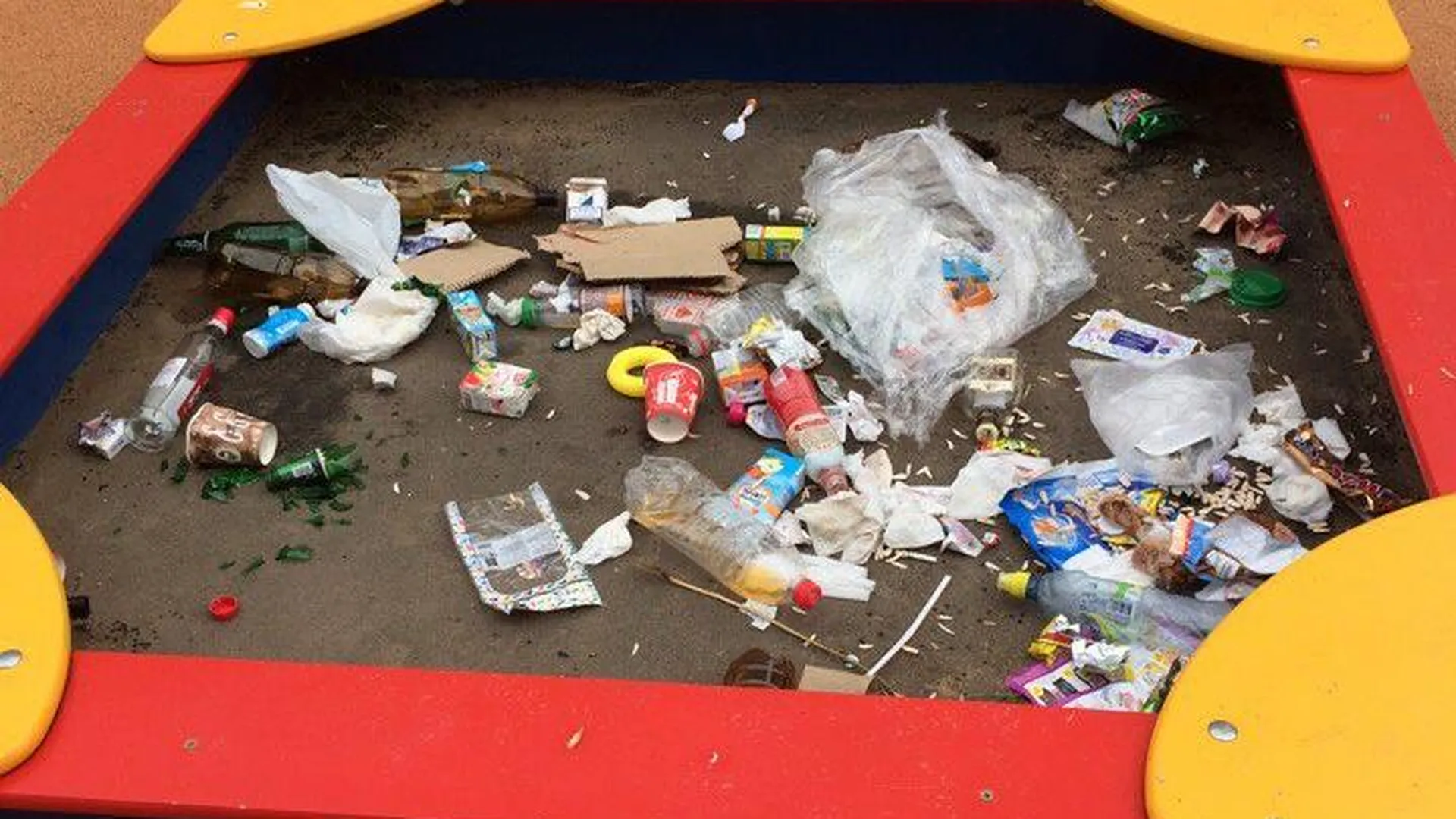 Детскую песочницу превратили в мусорную урну в новом микрорайоне под Щелково