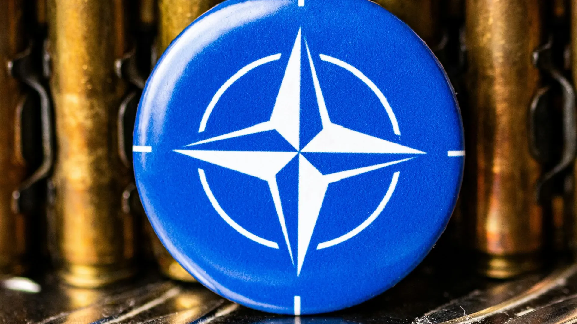 Столтенберг: НАТО обсуждают приведение ядерных боеголовок в готовность