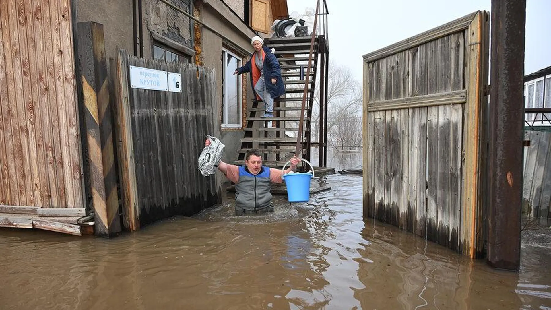Вода подобралась к многоквартирным домам в Оренбурге