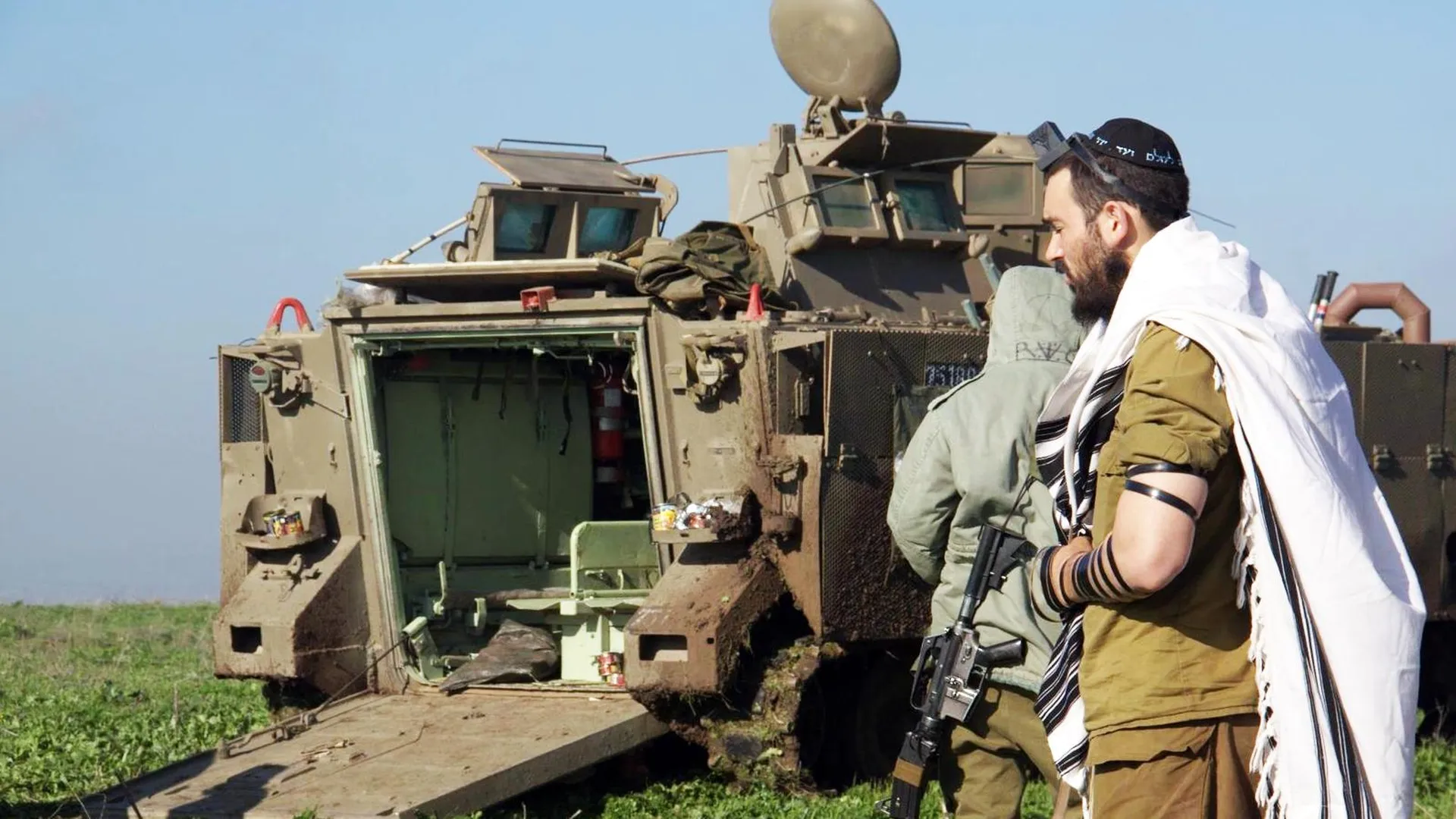 Солдат батальона «Нецах Иегуда» молится во время учений