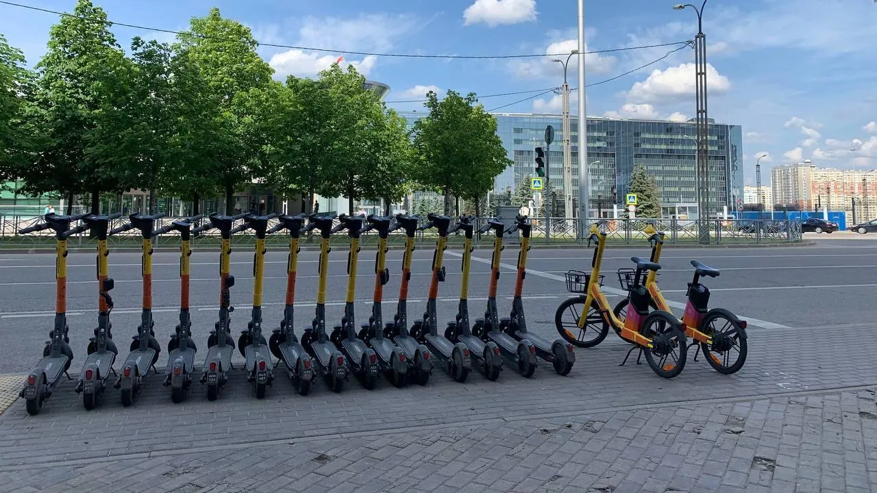 Когда уберут самокаты в москве 2025. Парковка для электросамокатов. электросамокаты стоянка. стоянка для самокатов. парковщик для самоката.