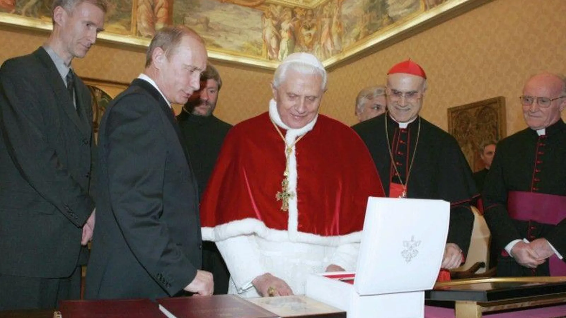 Владимир Путин выразил соболезнования из-за смерти Бенедикта XVI