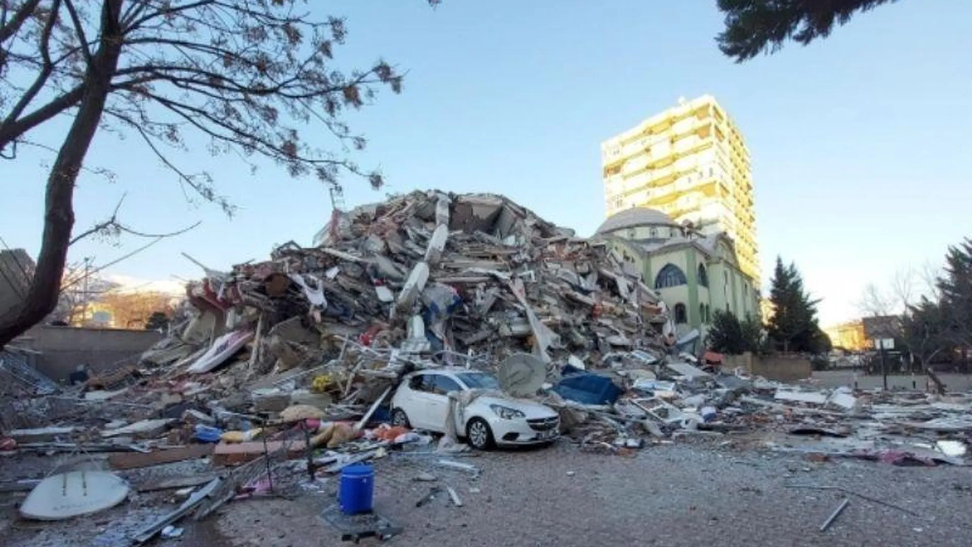 Число жертв землетрясения в Турции достигло двенадцати тысяч человек