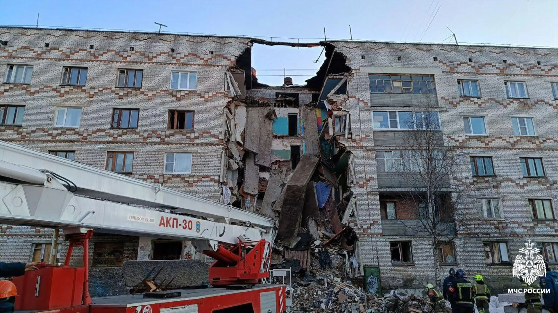 В Коми снесли часть крыши обрушившегося общежития