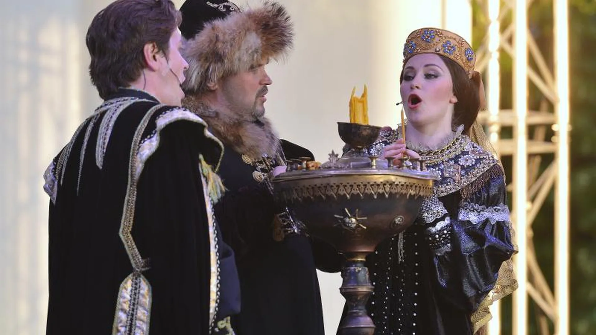 Средневековые страсти разыграли артисты «Геликон-Оперы» у стен Успенского собора в Коломне