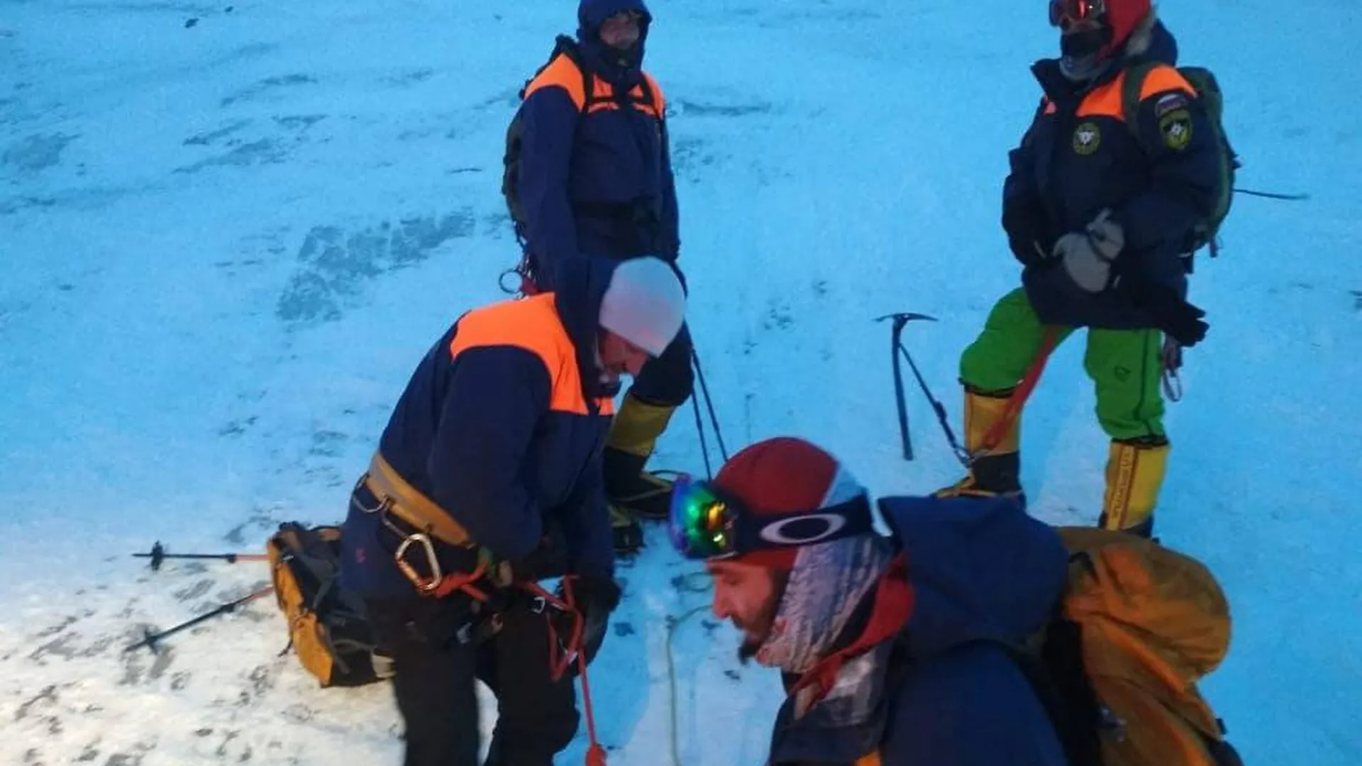 Спасатели на Эльбрусе спустили тела погибших альпинистов