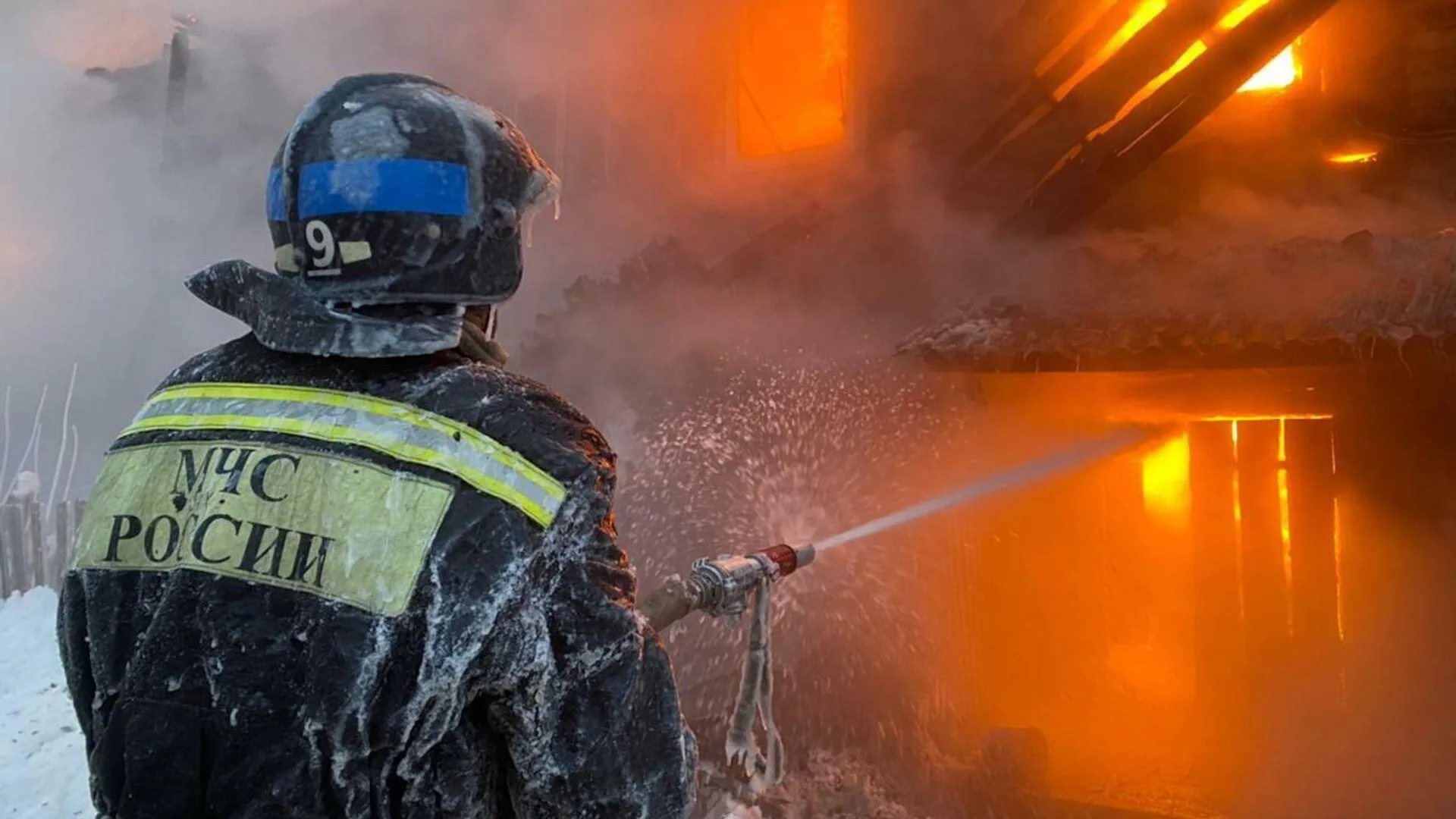 Склад с автозапчастями загорелся в Новосибирске