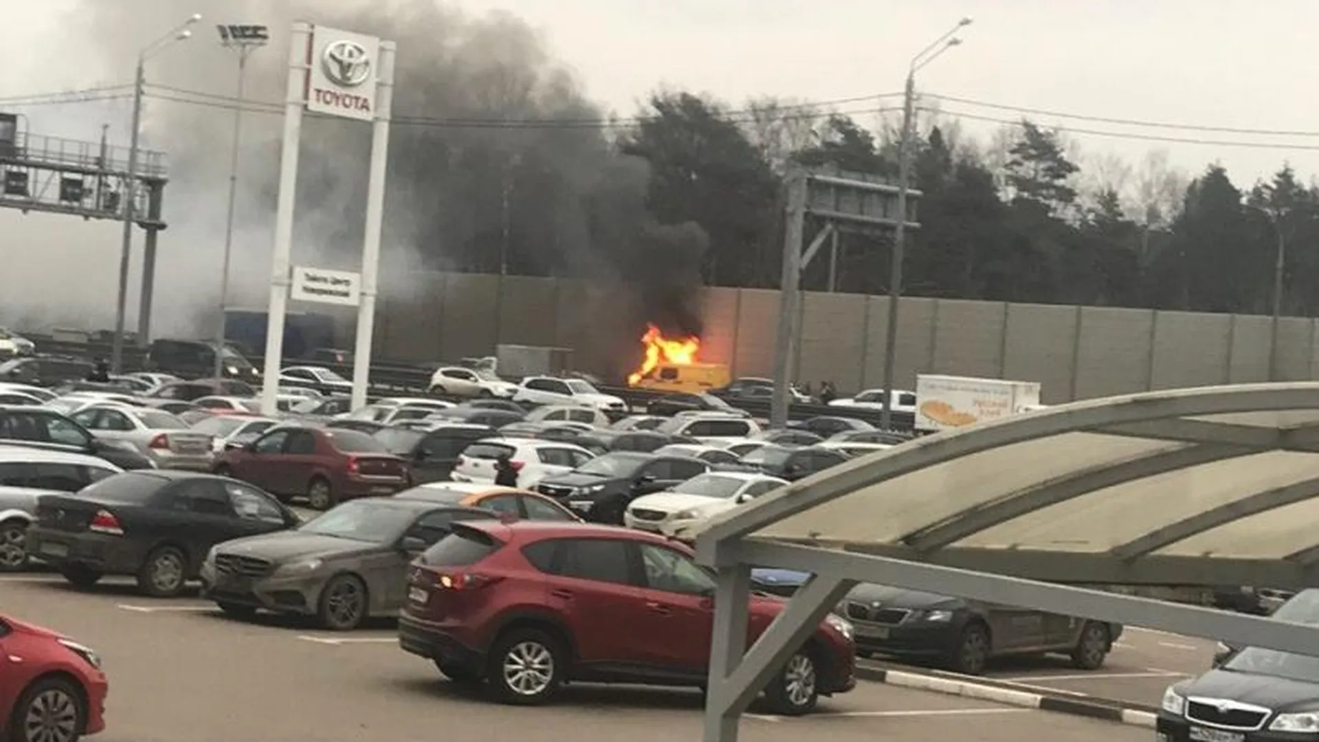 Машина аварийной службы вспыхнула на трассе в Красногорске