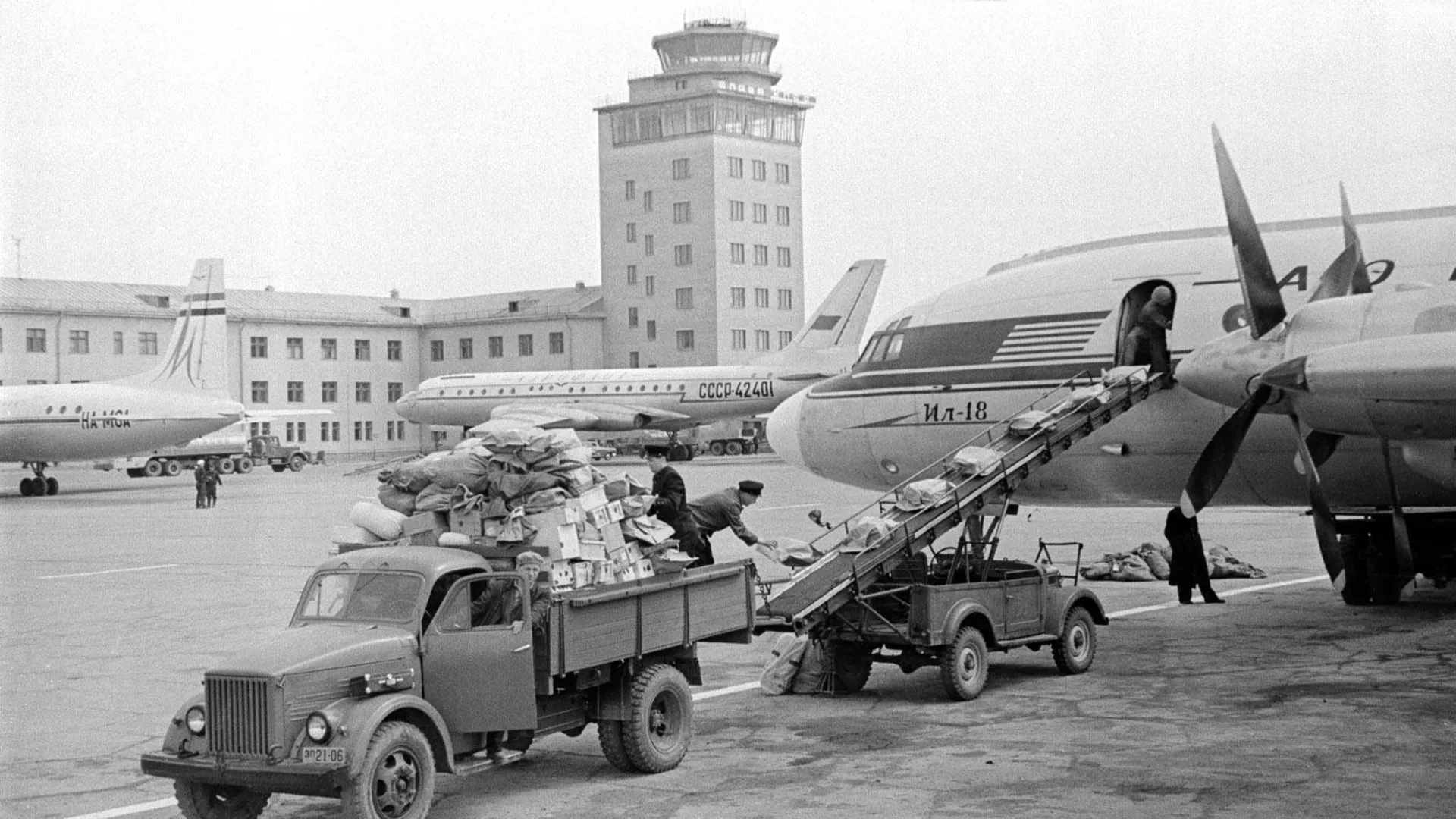 Погрузка почты в самолет Ил-18 в аэропорту Внуково. Апрель 1963 года. Фото В. Балабанова. Главархив Москвы