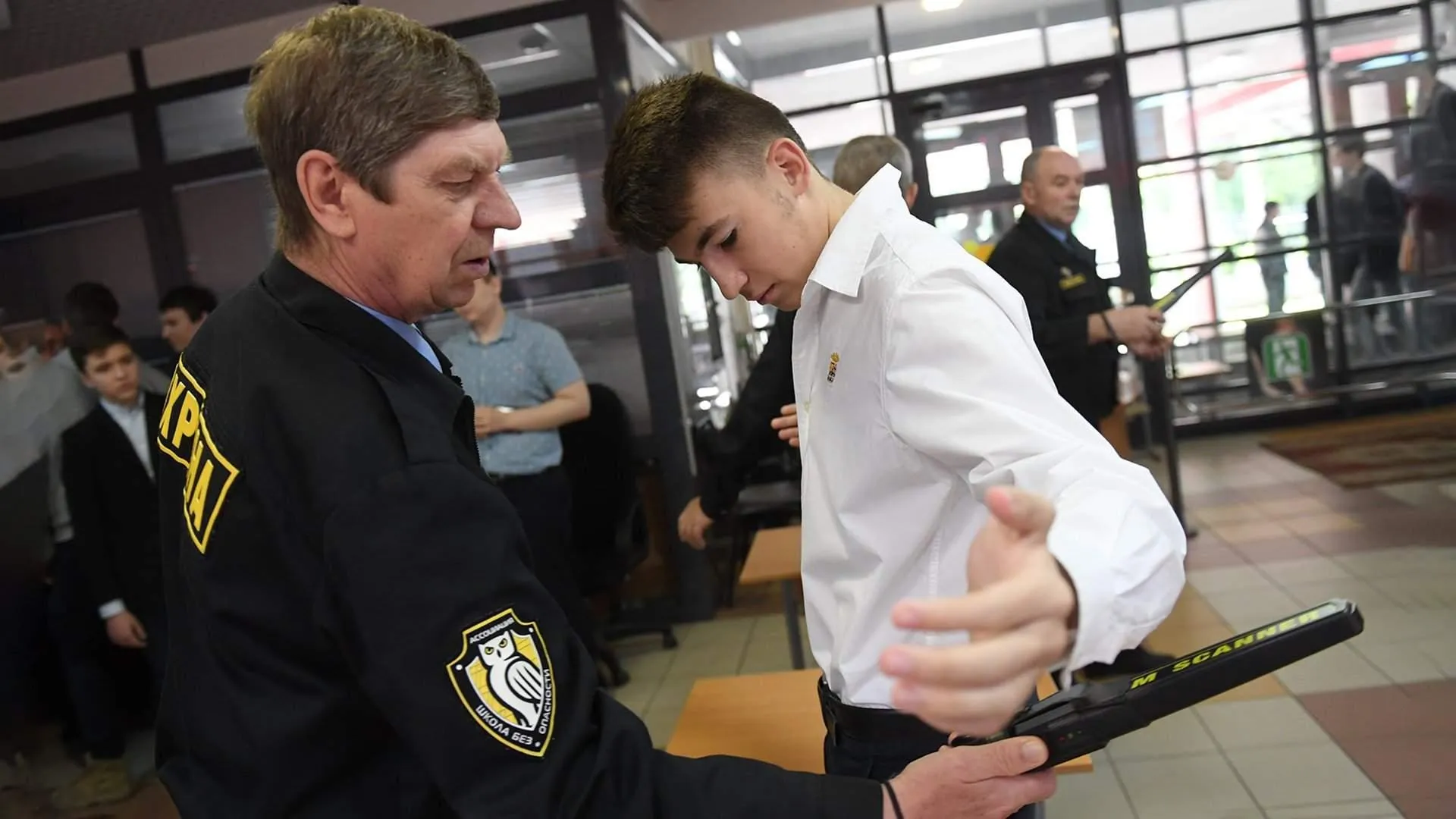 Школьный охранник. Охранник в школе. Школьный охранник. Частная охрана школ. Презентация мой папа охранник.