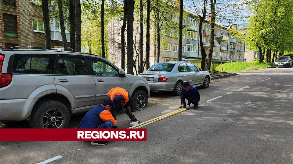 Разметку на дорогах после ямочного ремонта обновляют в Красноармейске
