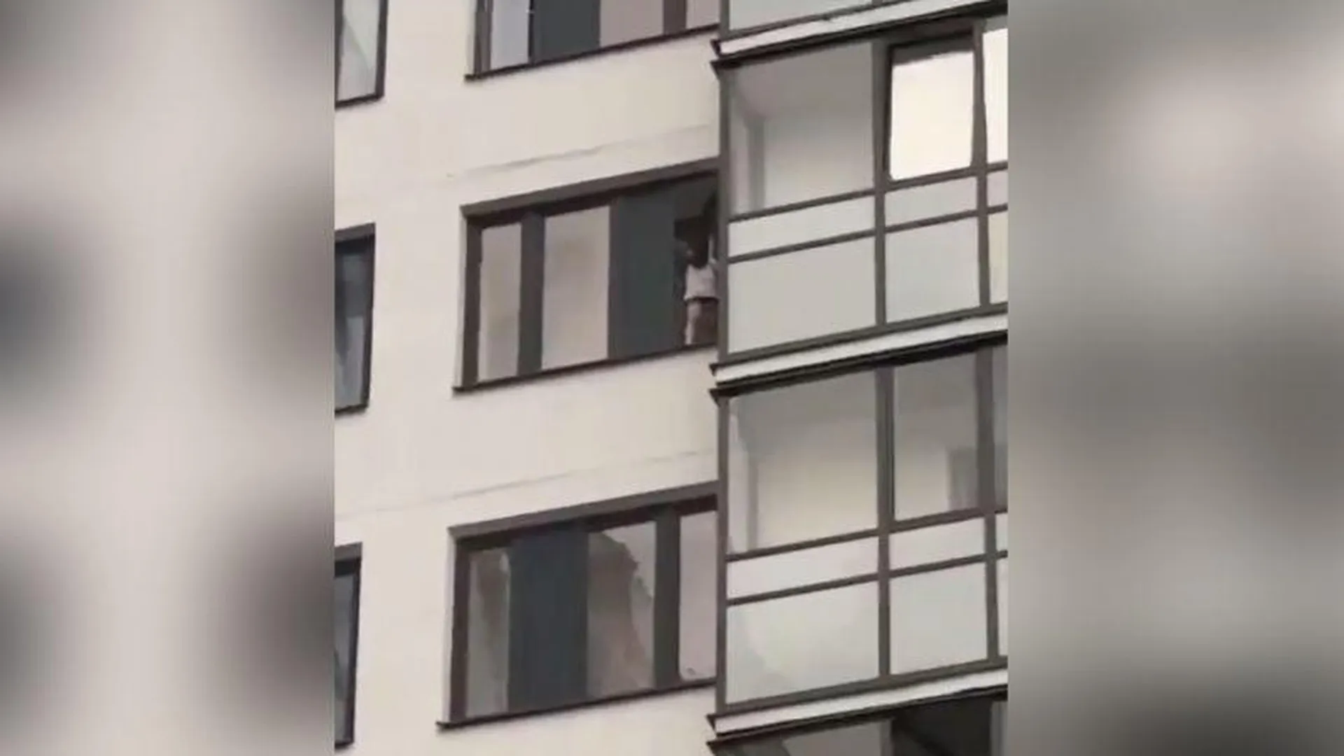 Видео с ребенком, стоявшим у открытого окна многоэтажки, ужаснуло жителей Балашихи