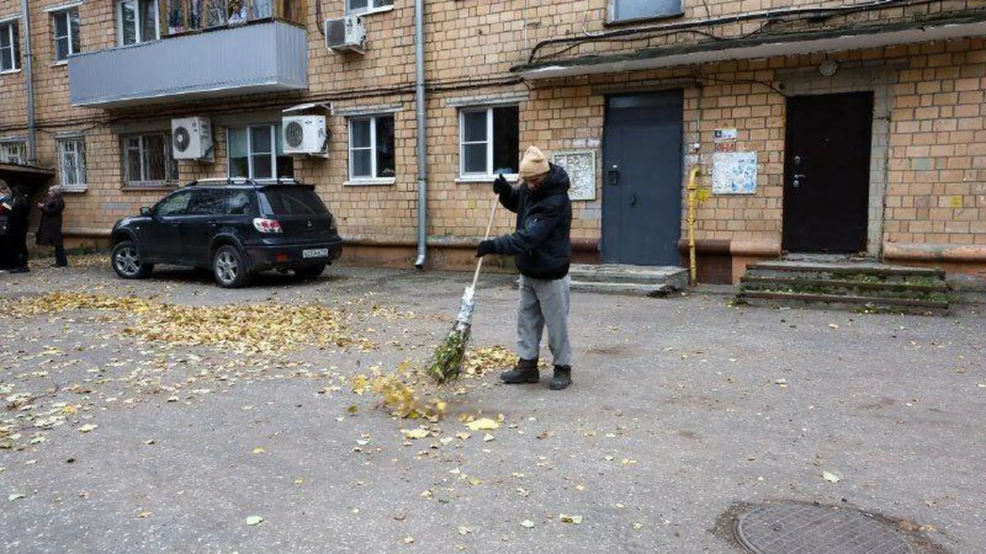 Глава Серпухова Сергей Никитенко проверил качество ремонта подъездов и уборки придомовых территорий