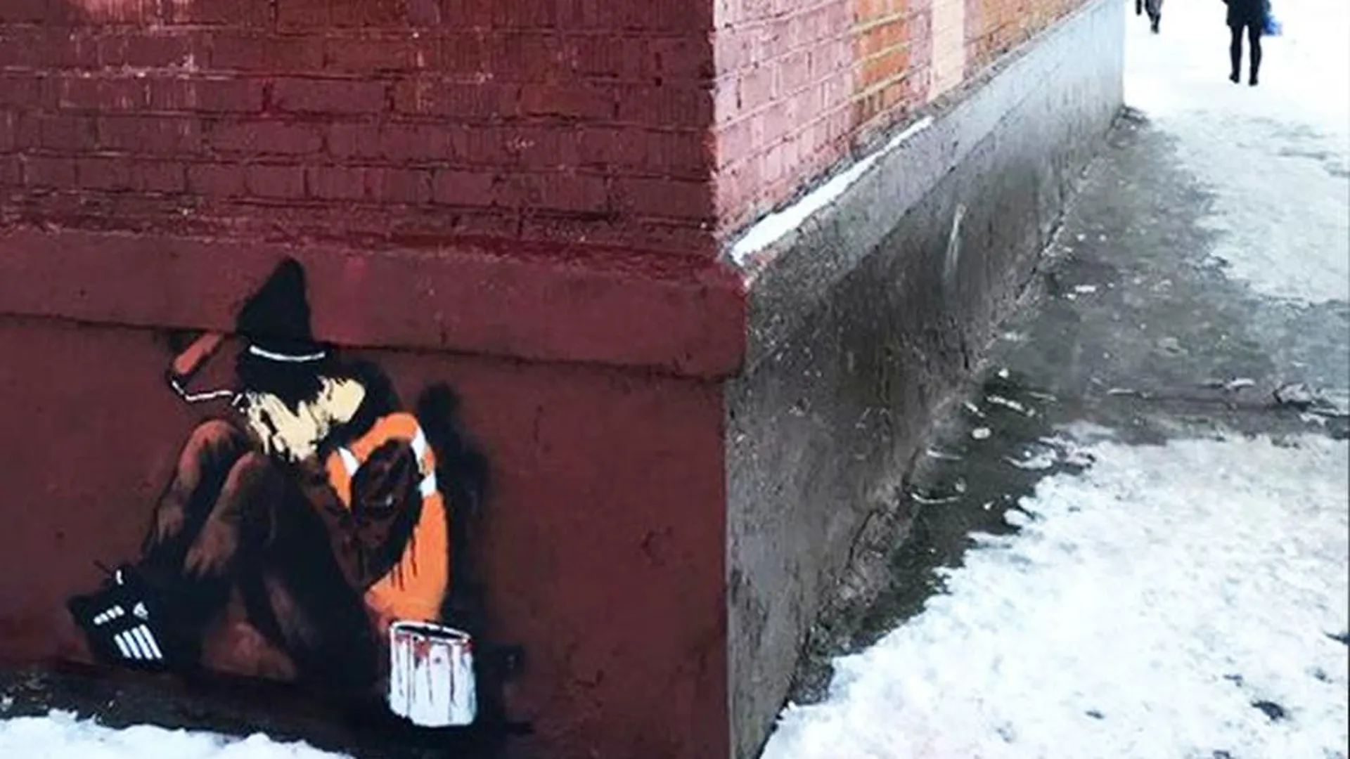 Художник из Химок общается с коммунальщиками через стрит-арт
