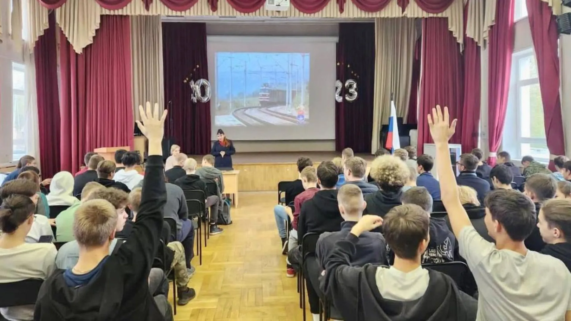 Свыше ста открытых уроков по безопасности на железной дороге провели в Подмосковье с начала сентября