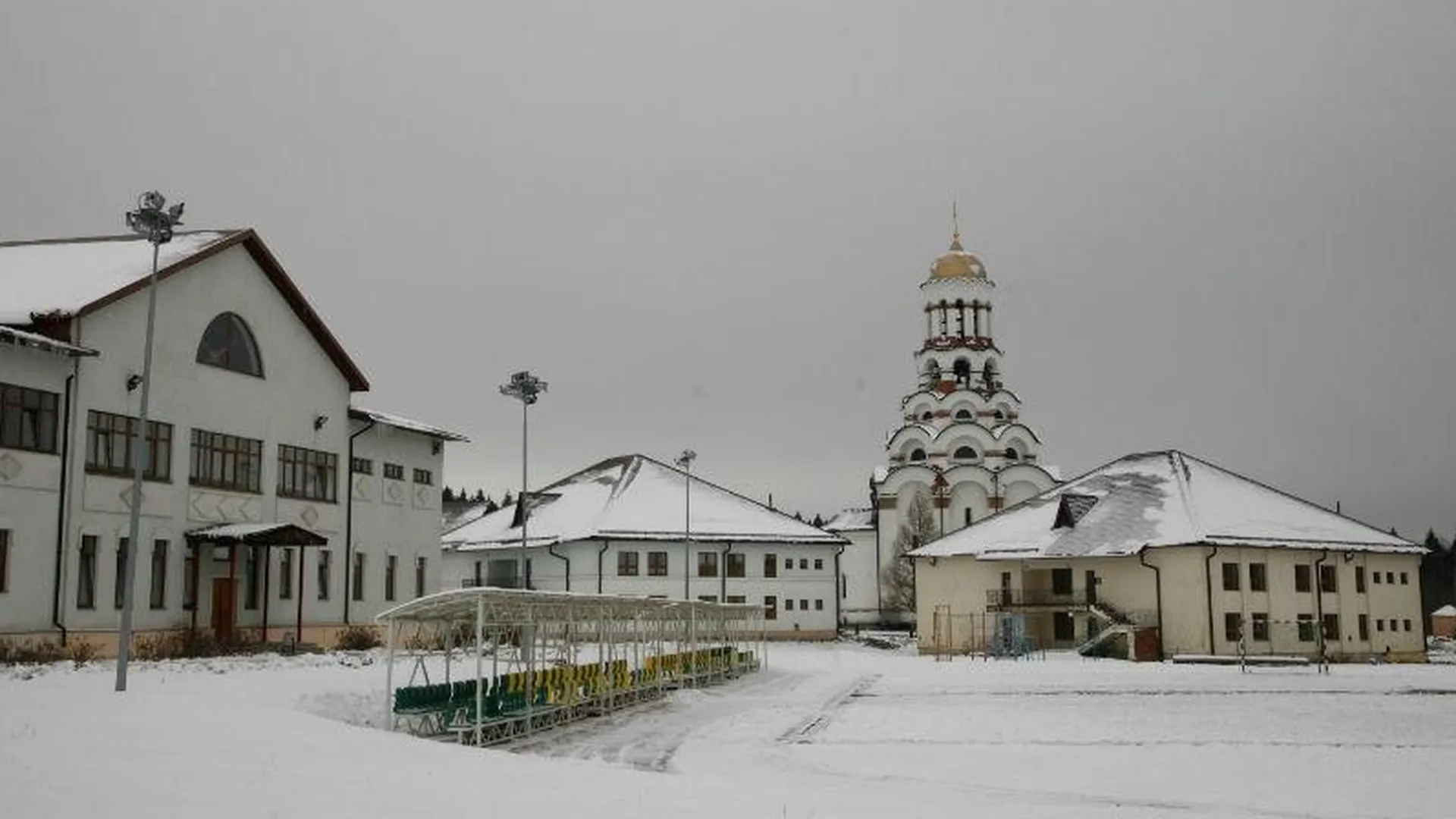 Школа-интернат в деревне Топорково в среднем устраивает в семью одного ребенка в месяц. В чем секрет успеха?