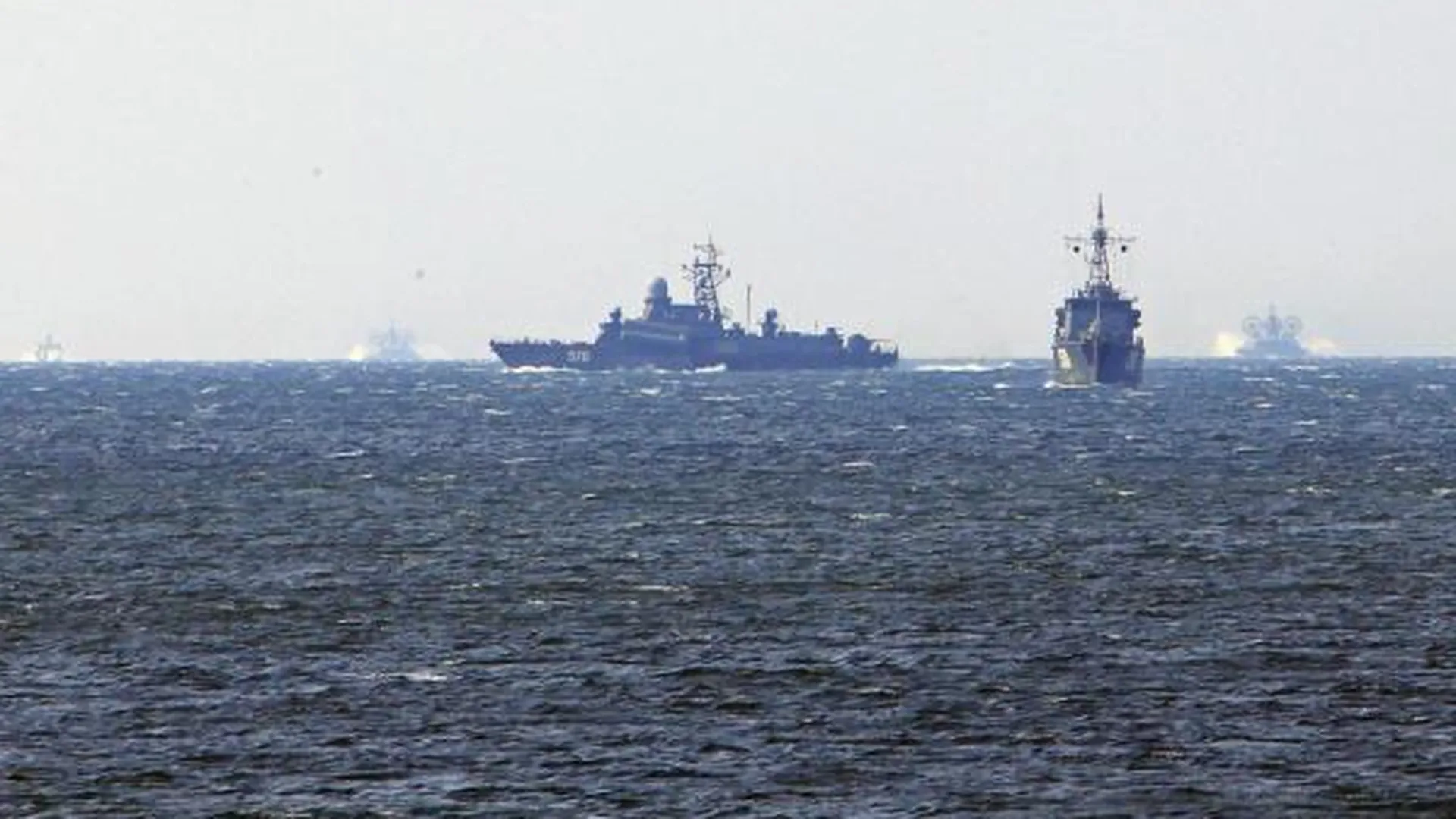Латвия засекла у своих территориальных вод российские военные корабли