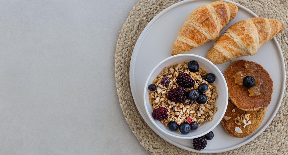 Роспотребнадзор назвал три ошибки при завтраке, вредящих здоровью