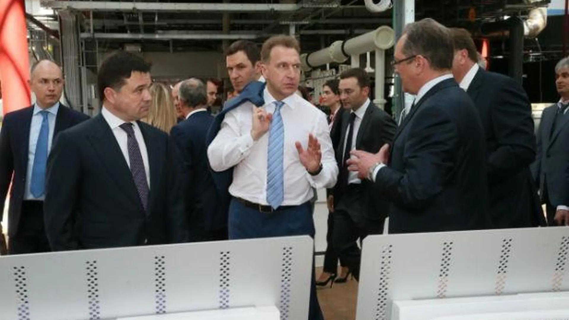 Вице-премьер России и губернатор Подмосковья осмотрели завод в Дубне