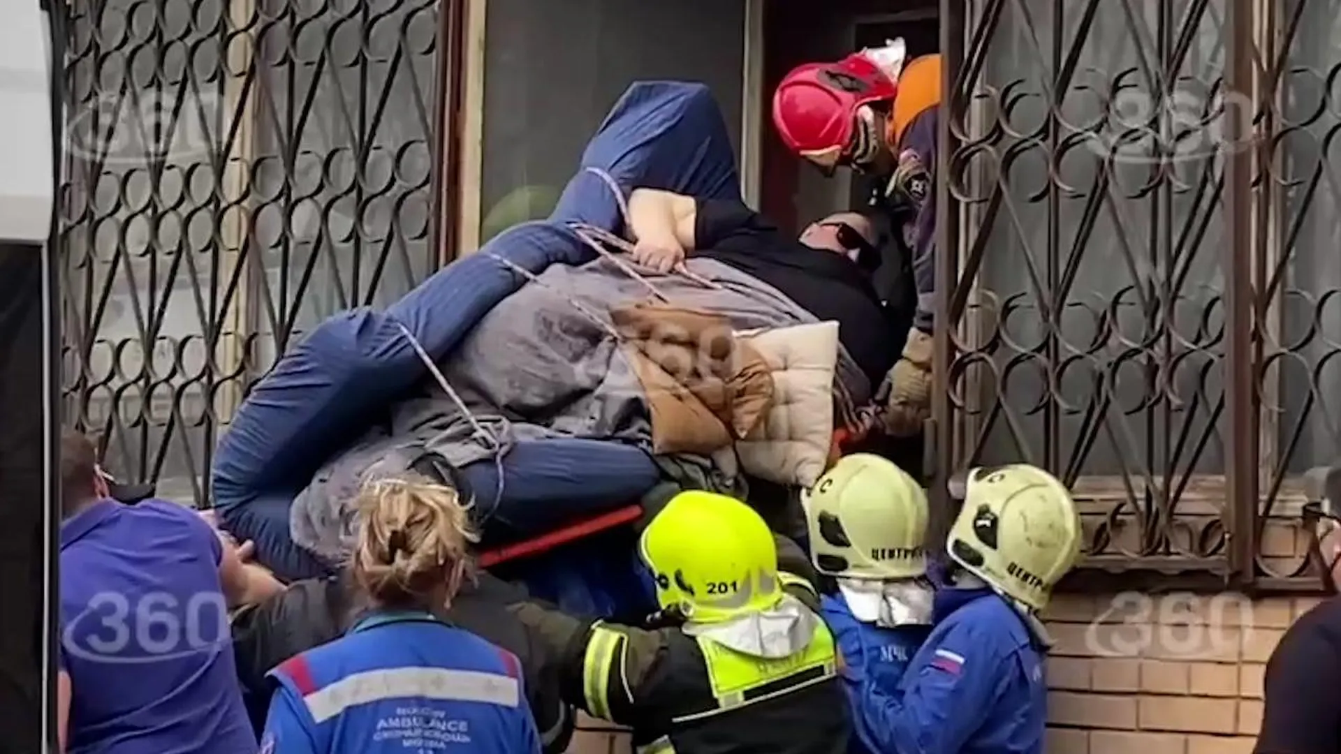 Московского пациента весом в 300 кг достали из квартиры через окно