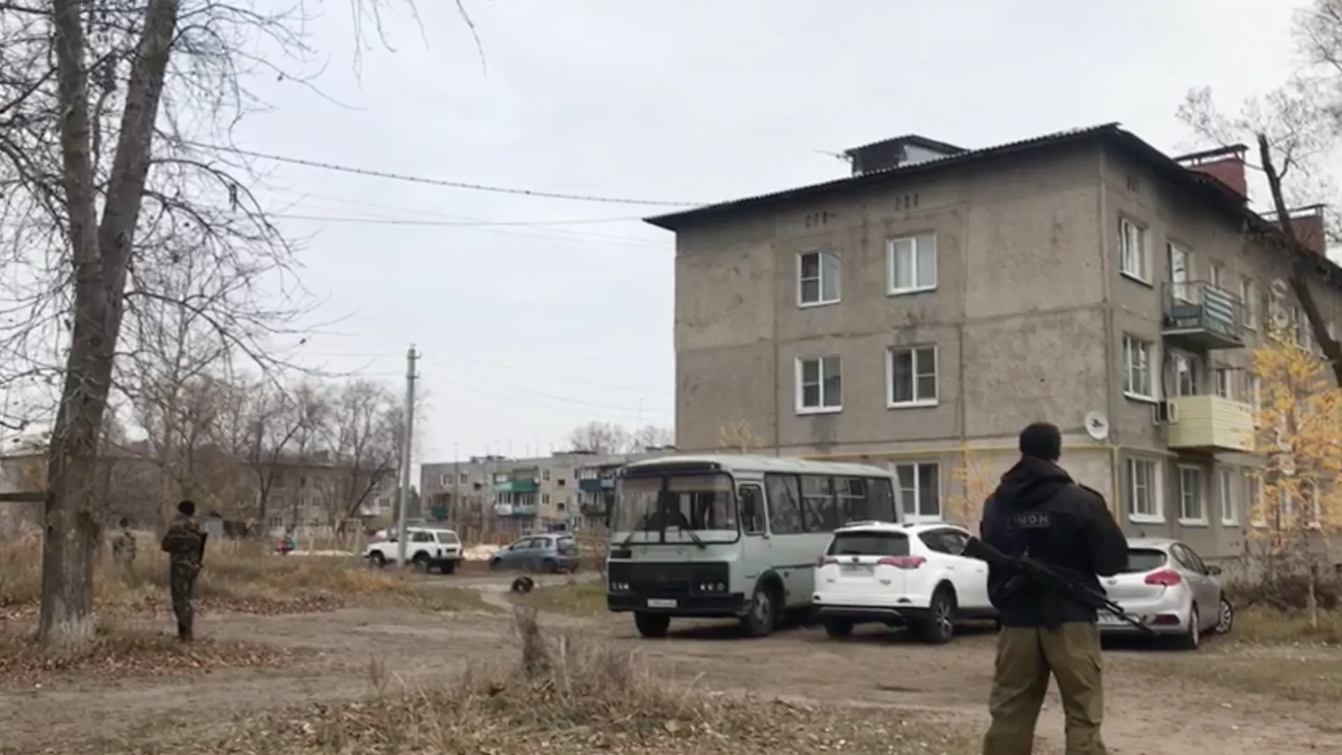 Нижегородский стрелок повредил соседний дом во время нападения. Видео последствий
