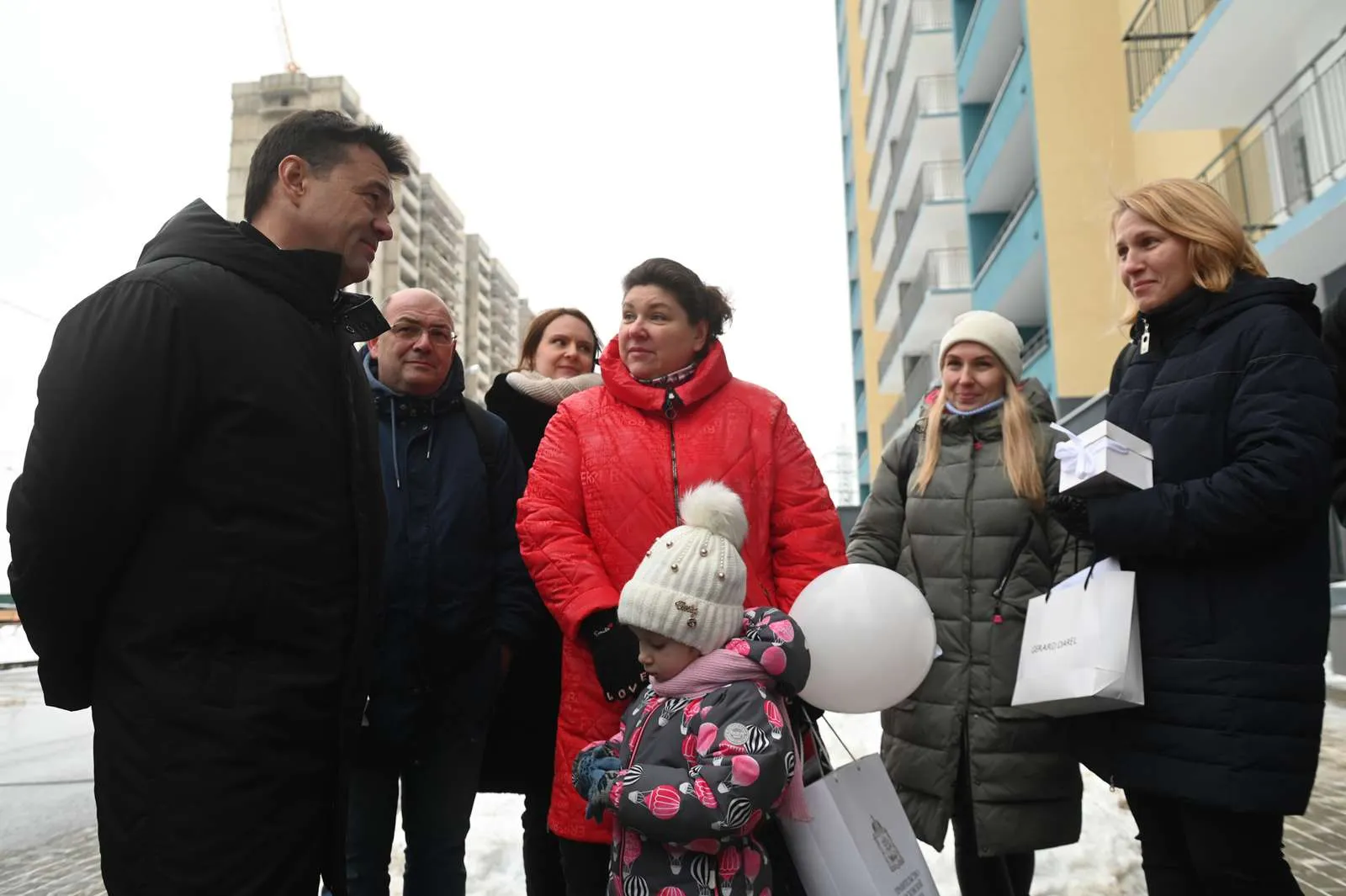 Долгожданное новоселье. Дольщики еще одного дома «Лобни Сити» в Подмосковье  начали получать ключи | 360°