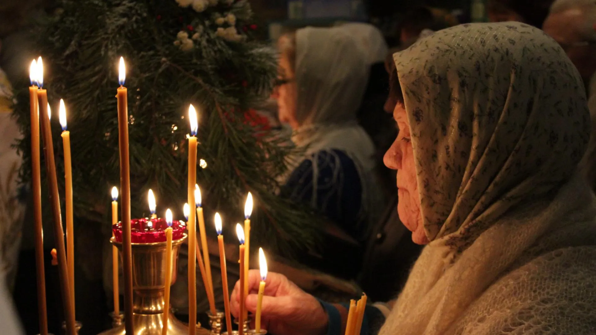 Священник Савченко пояснил, можно ли приходить в храм со своими свечами