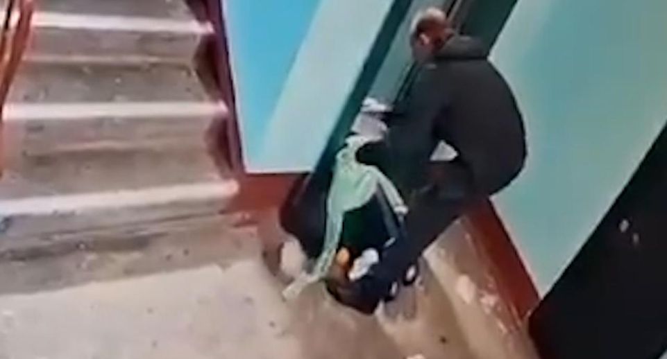 В Перми преступник отобрал пакеты с продуктами у пенсионера и избил его в лифте