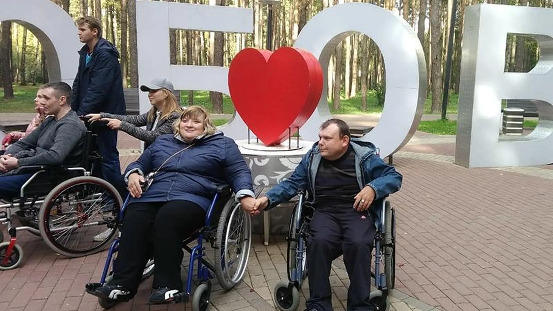 Власти ищут возможность помочь семейной паре из Домодедово, которая не выходит из дома