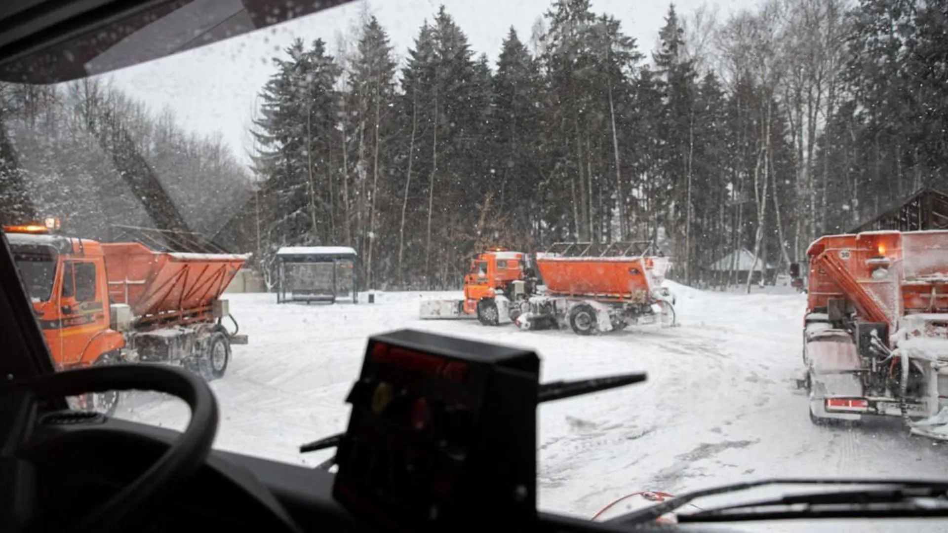 Дорожные службы Подмосковья ликвидируют последствия снегопада