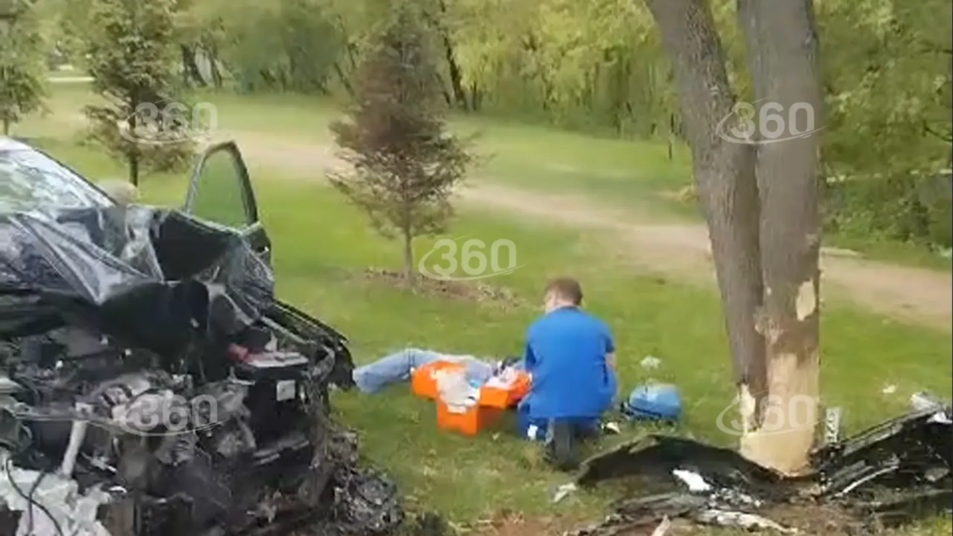 Машина влетела в дерево на северо-востоке Москвы. Последствия аварии сняли на видео