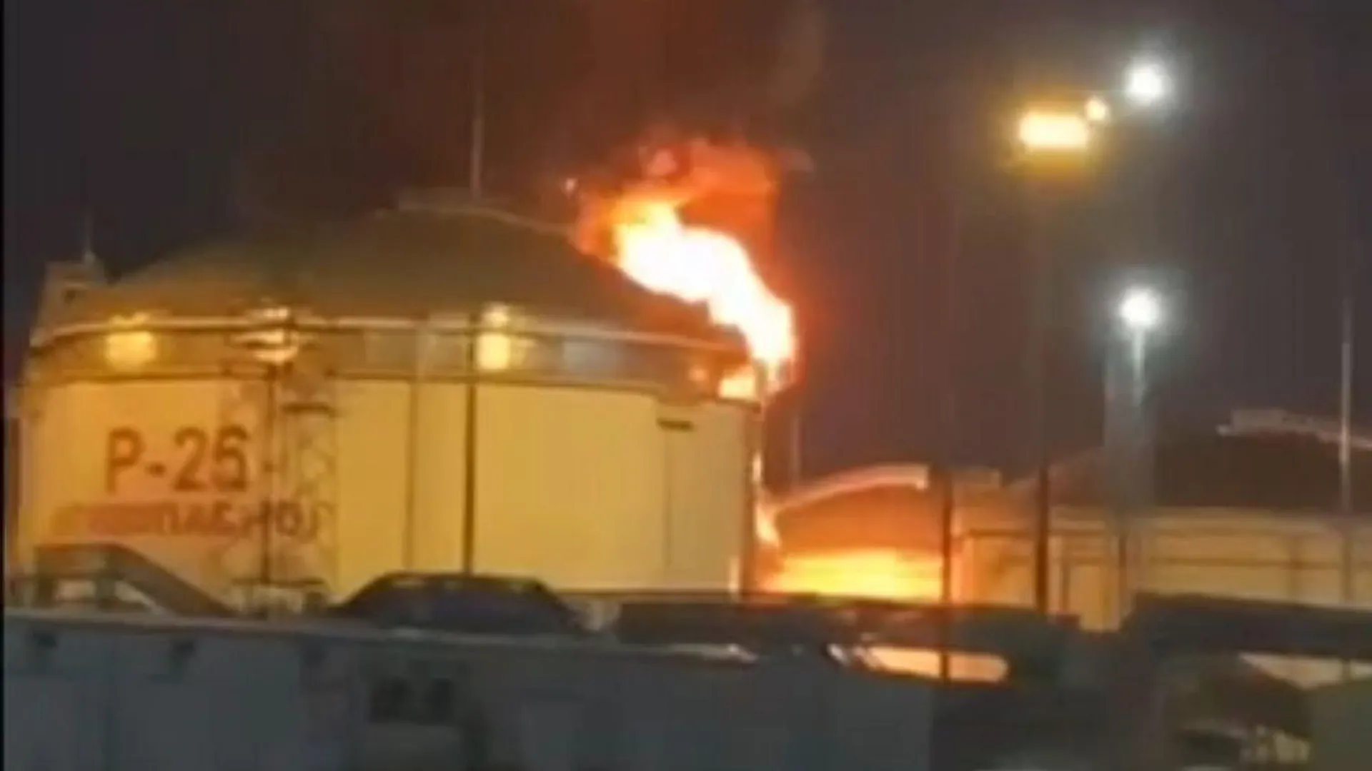 В порту Тамань под Краснодаром БПЛА атаковал резервуар с топливом, начался сильный пожар